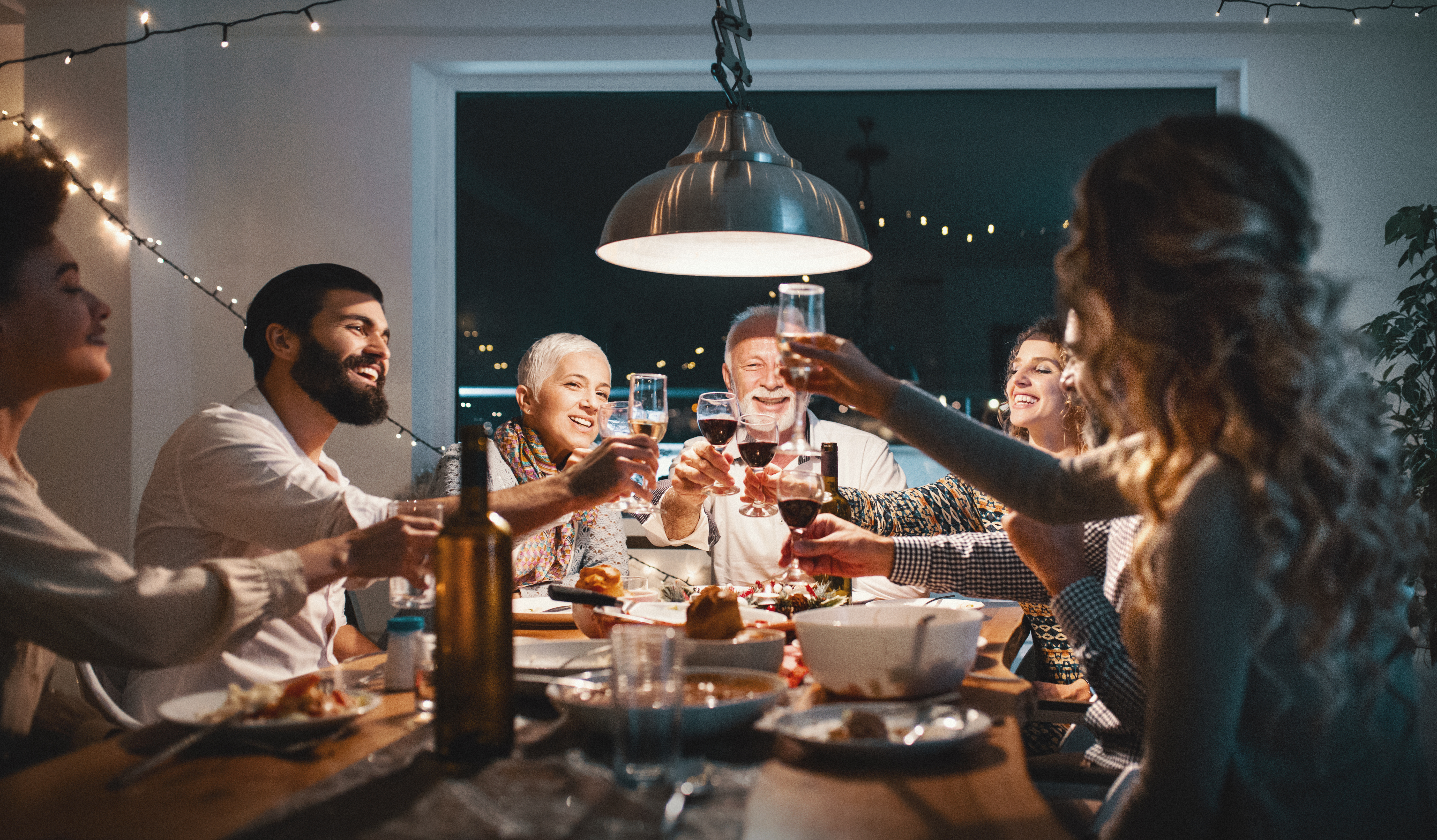 Une famille porte un toast pendant le dîner | Source : Getty Images