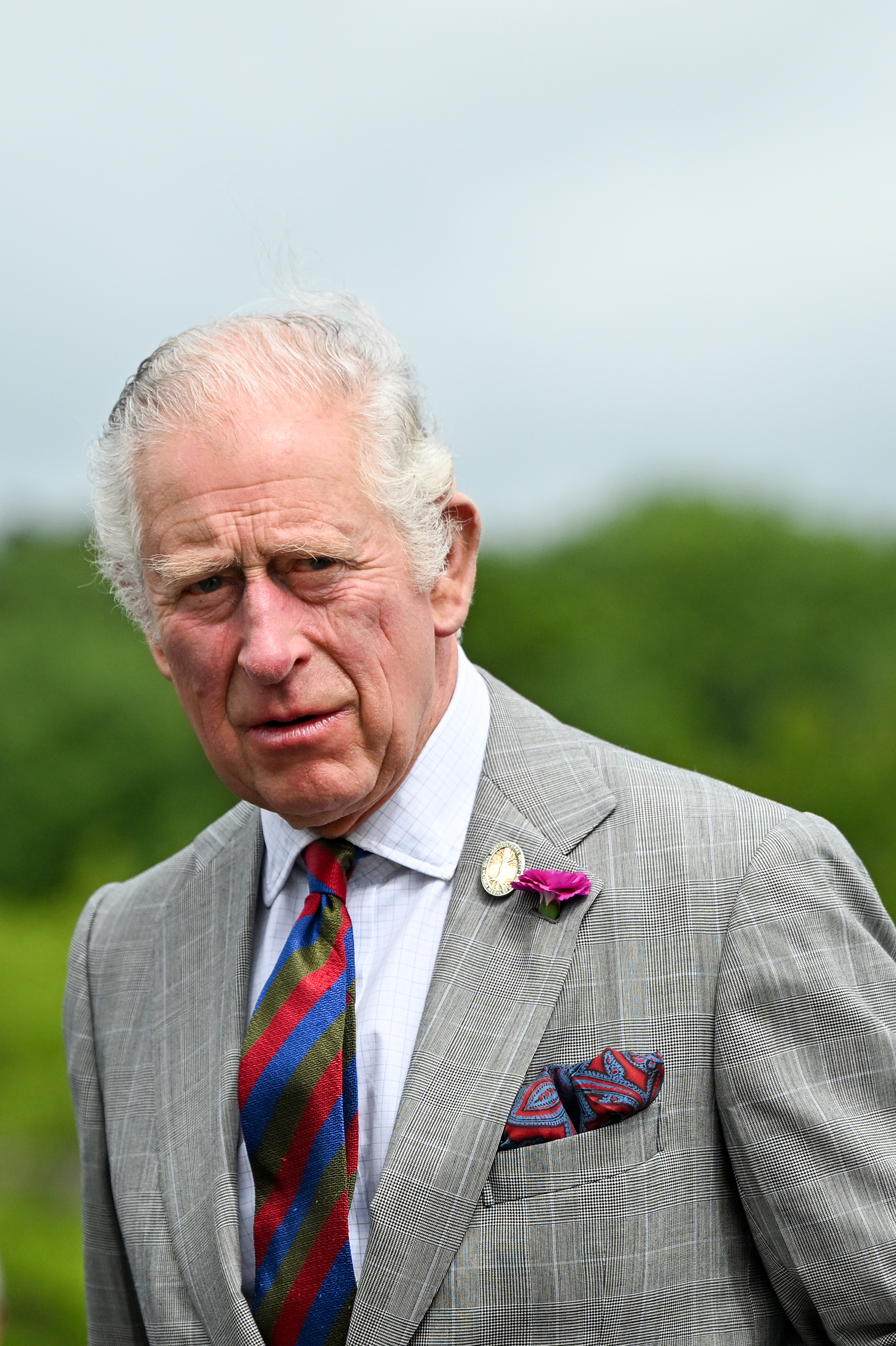 Le prince Charles, alors prince de Galles, lors d'une visite au jardin botanique national du Pays de Galles à Llanarthne, au Pays de Galles, le 06 juillet 2022 | Source : Getty Images