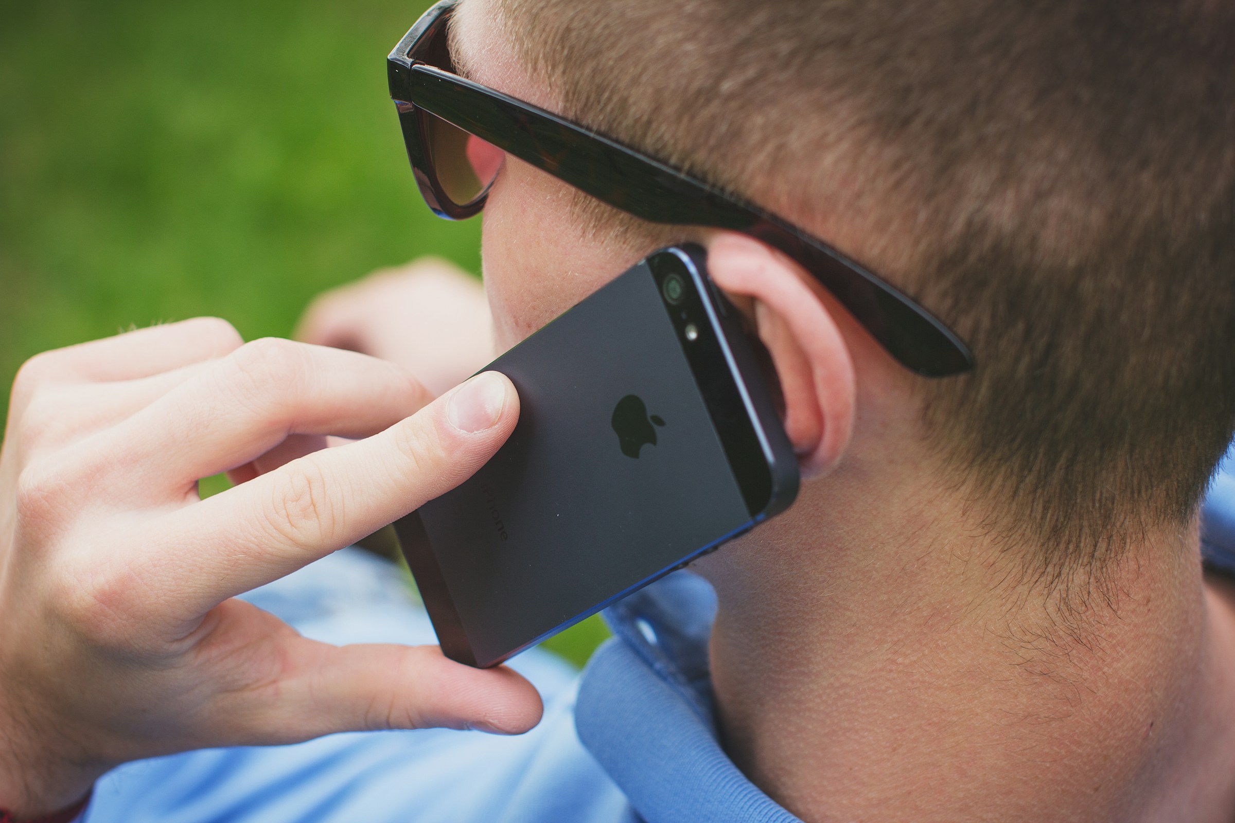 Homme parlant au téléphone | Source : Unsplash