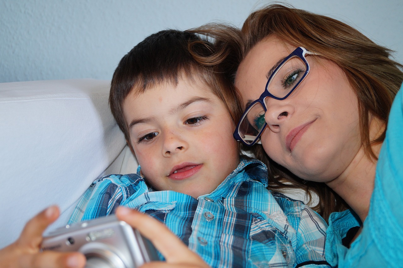 Une femme se lie avec son fils tout en regardant un appareil photo | Source : Pixabay