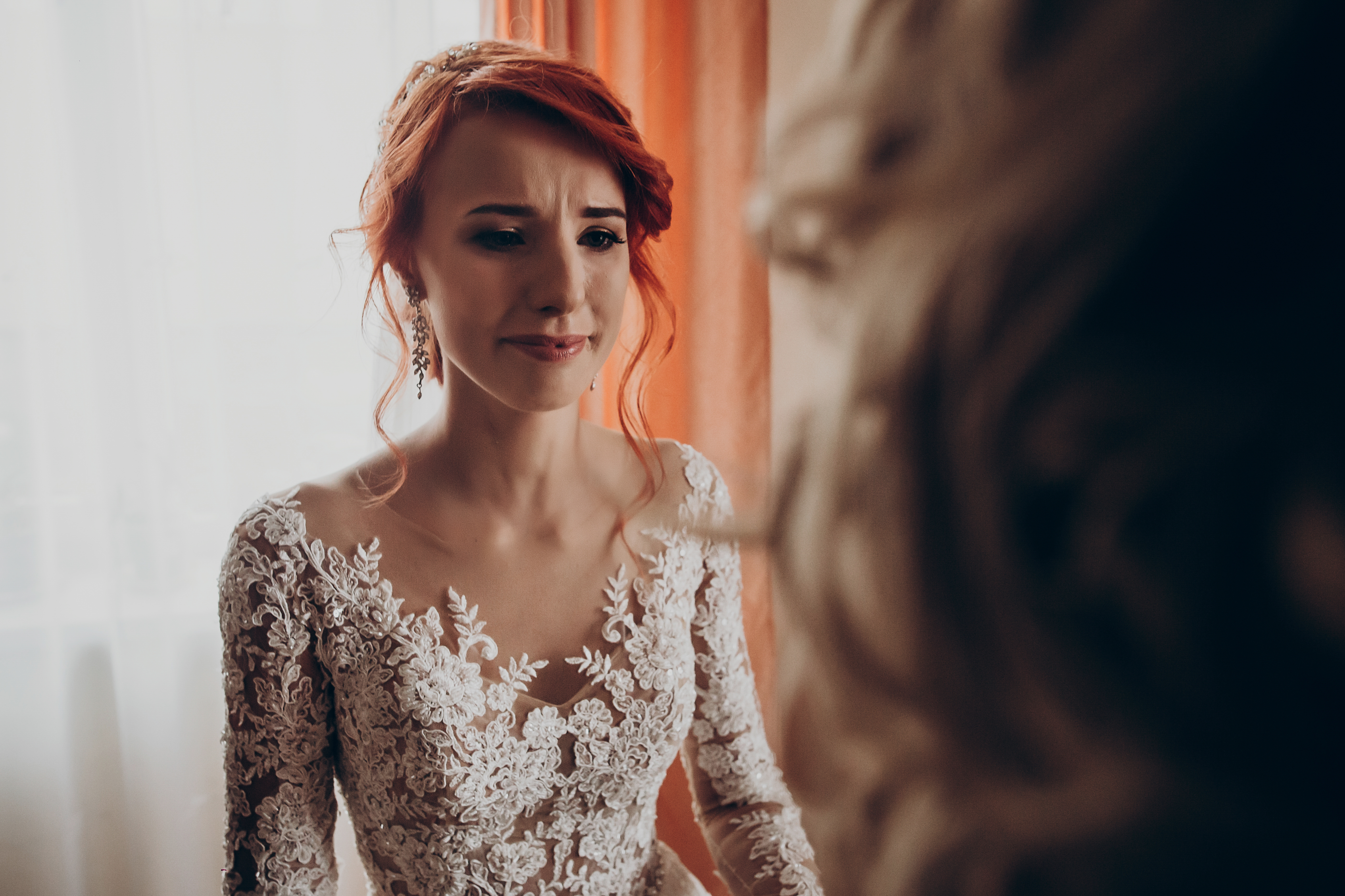 Une mariée pleure en regardant sa famille | Source : Shutterstock