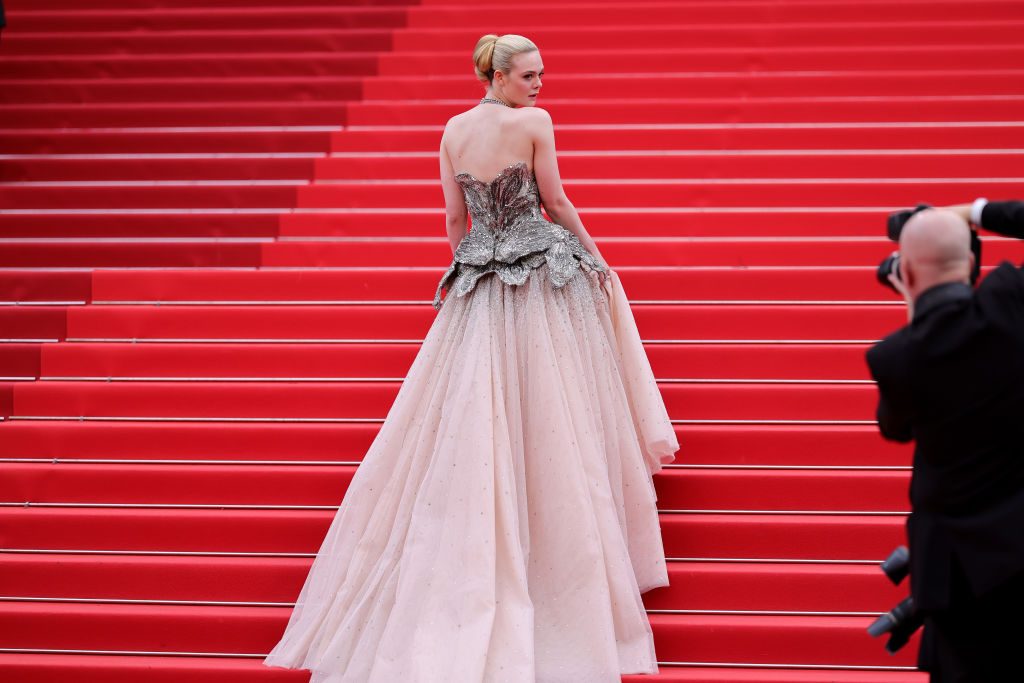 Elle Fanning assiste à la projection et à la cérémonie d'ouverture du film "Jeanne du Barry" au 76e Festival de Cannes, le 16 mai 2023. | Source : Getty Images