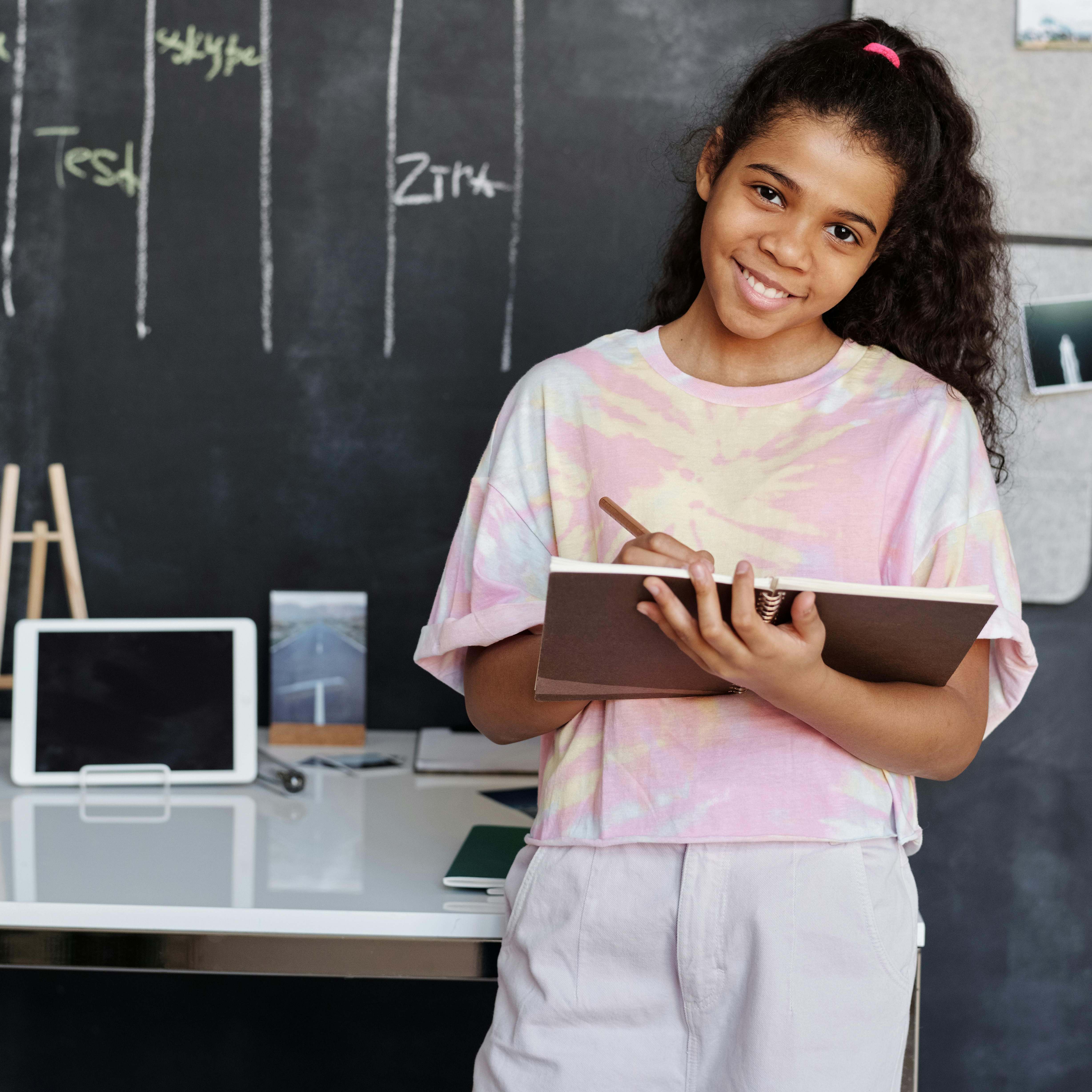 Une jeune fille posant dans une salle de classe | Source : Pexels