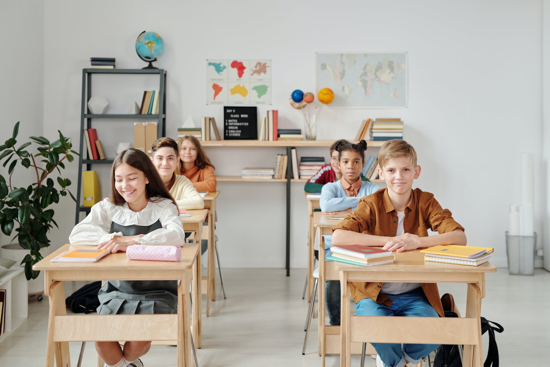 Enfants assis dans une salle de classe | Source : Pexels