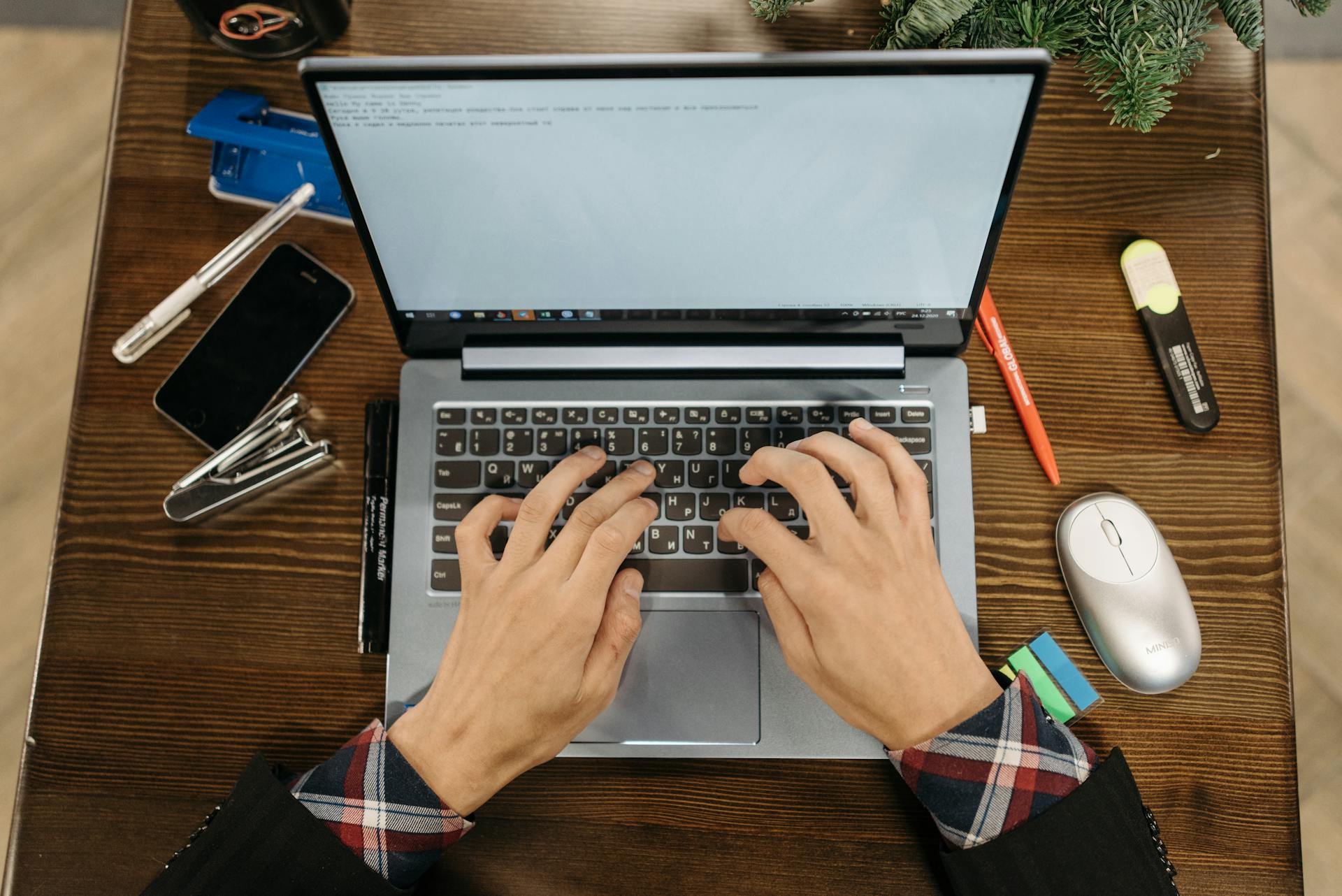 Un homme travaillant dans son bureau | Source : Pexels