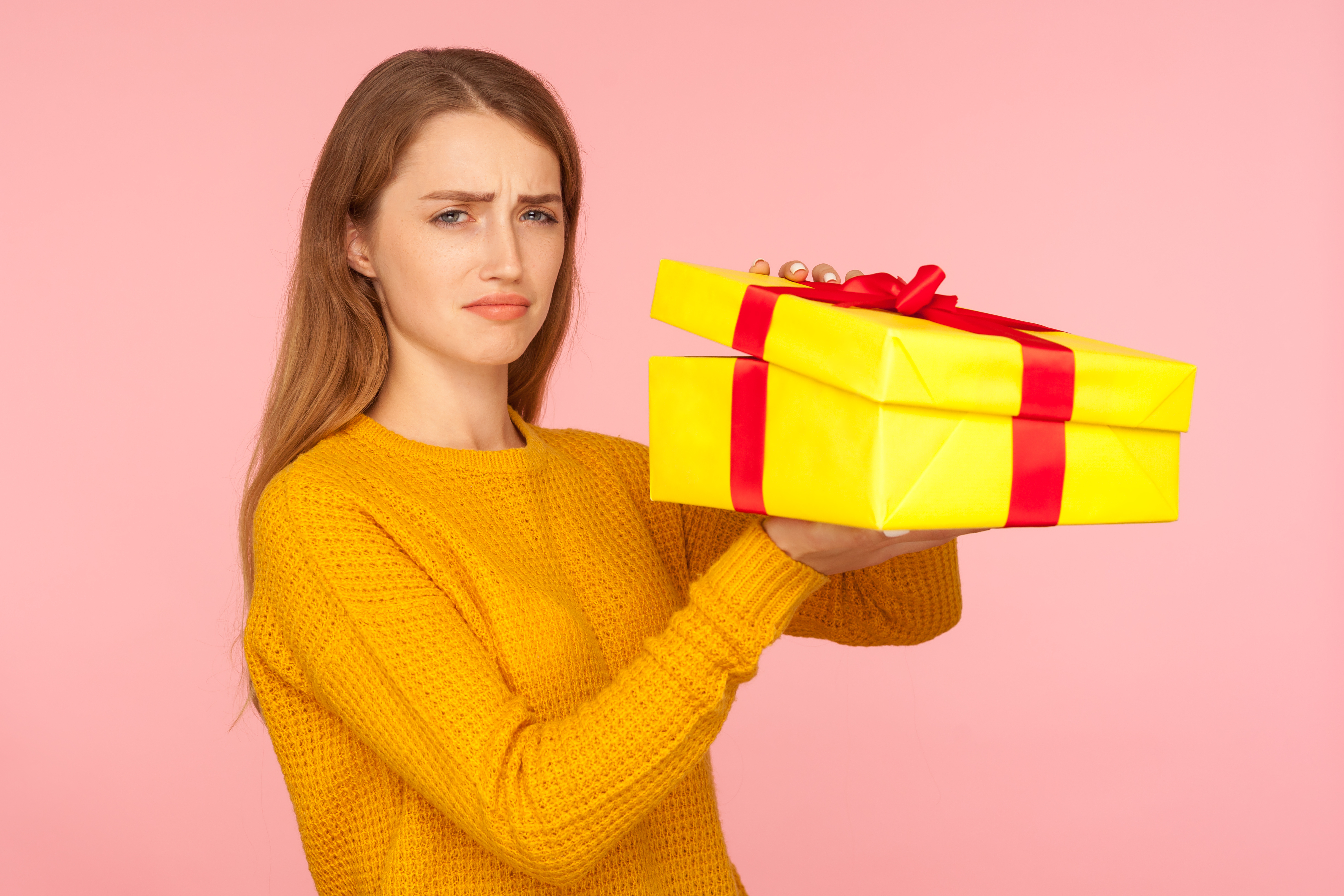 Une femme déçue tenant un cadeau | Source : Getty Images