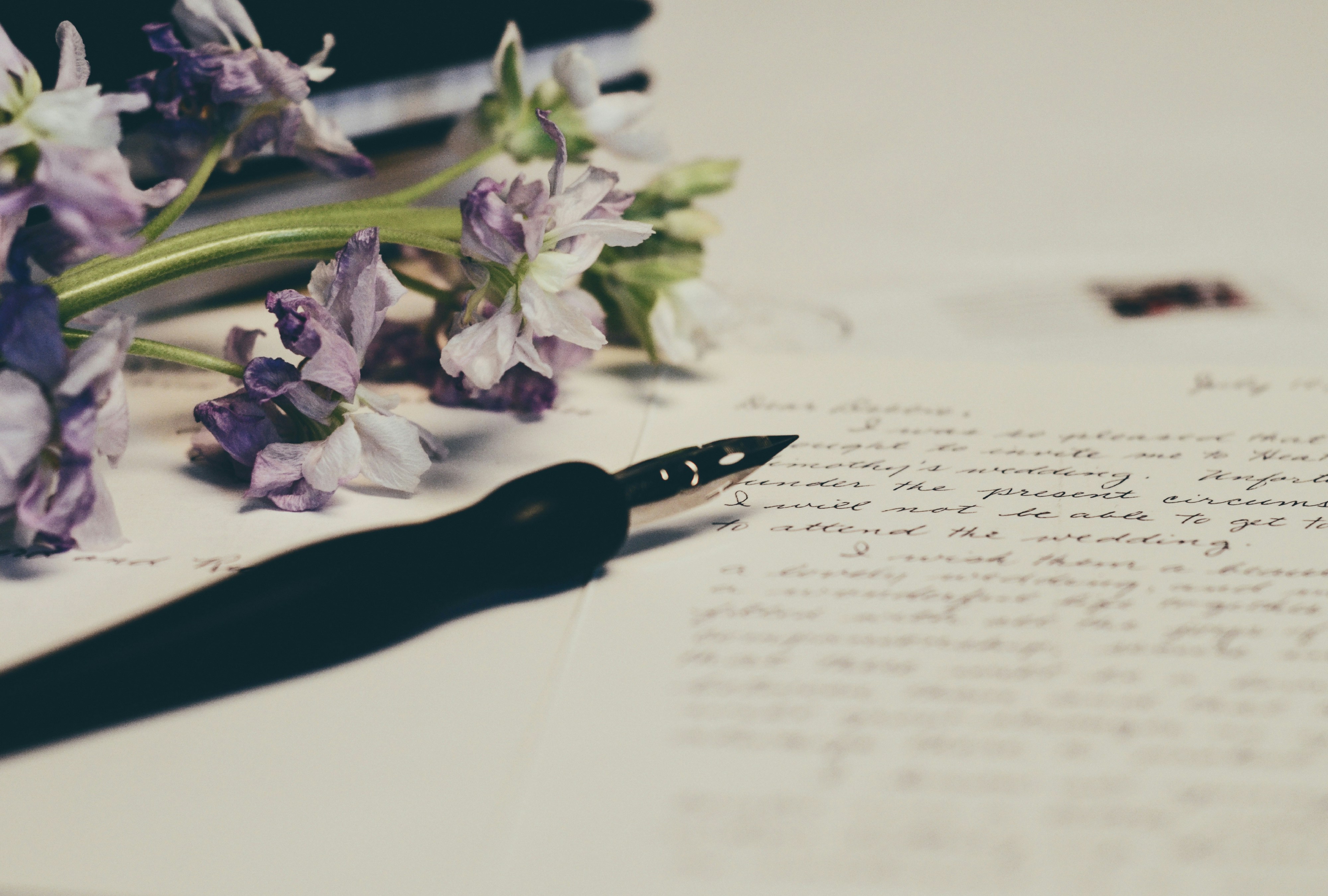 Une lettre manuscrite sur une table | Source : Unsplash