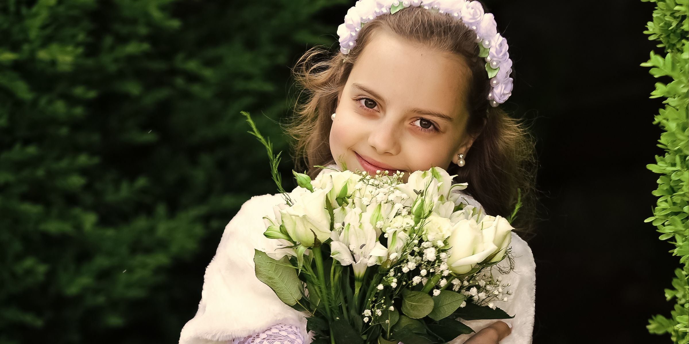 Une jeune fille tenant un bouquet | Source : Shutterstock
