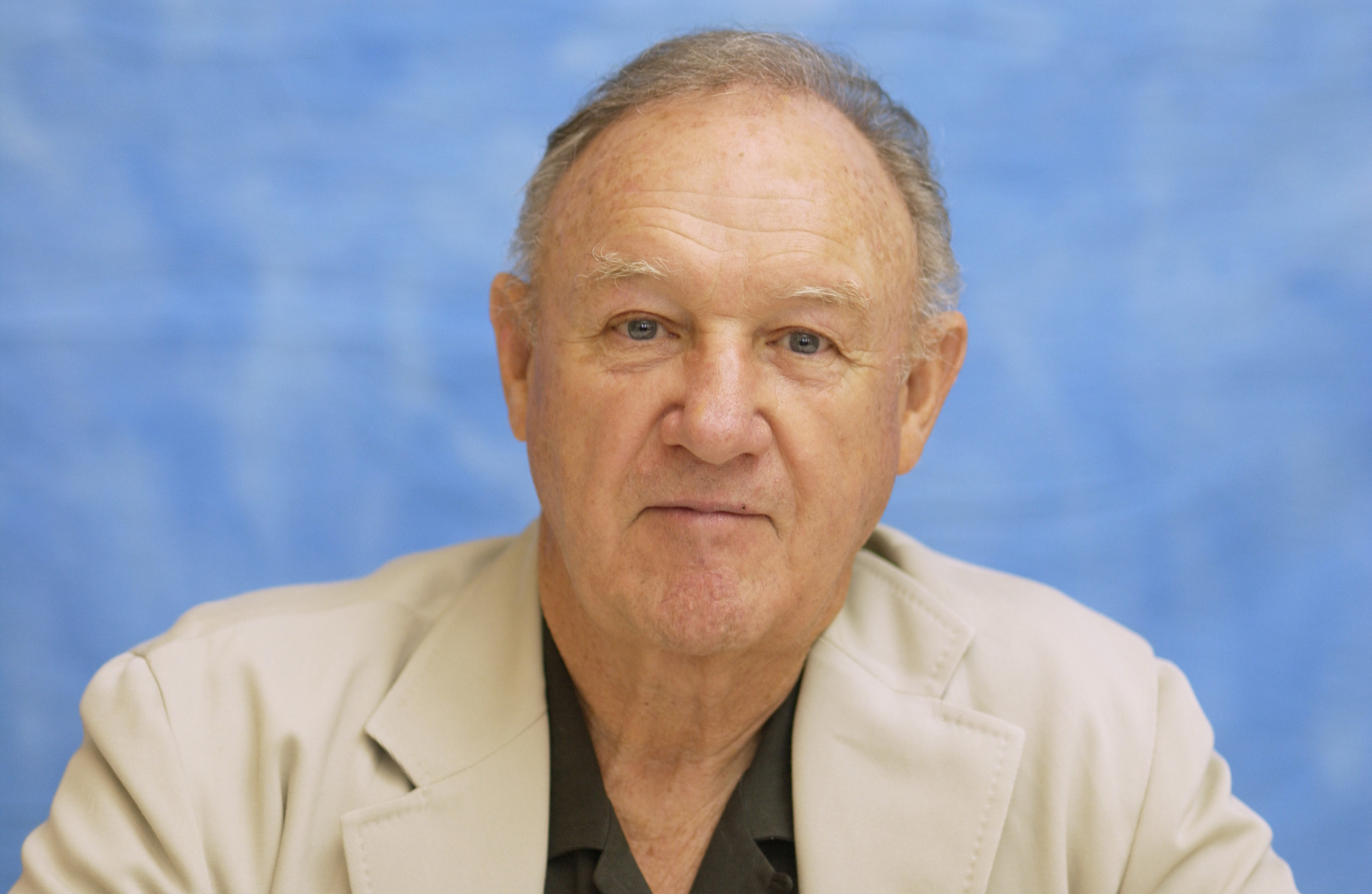 Gene Hackman est photographié lors d'une conférence de presse, vers le 19 septembre 2003 | Source : Getty Images