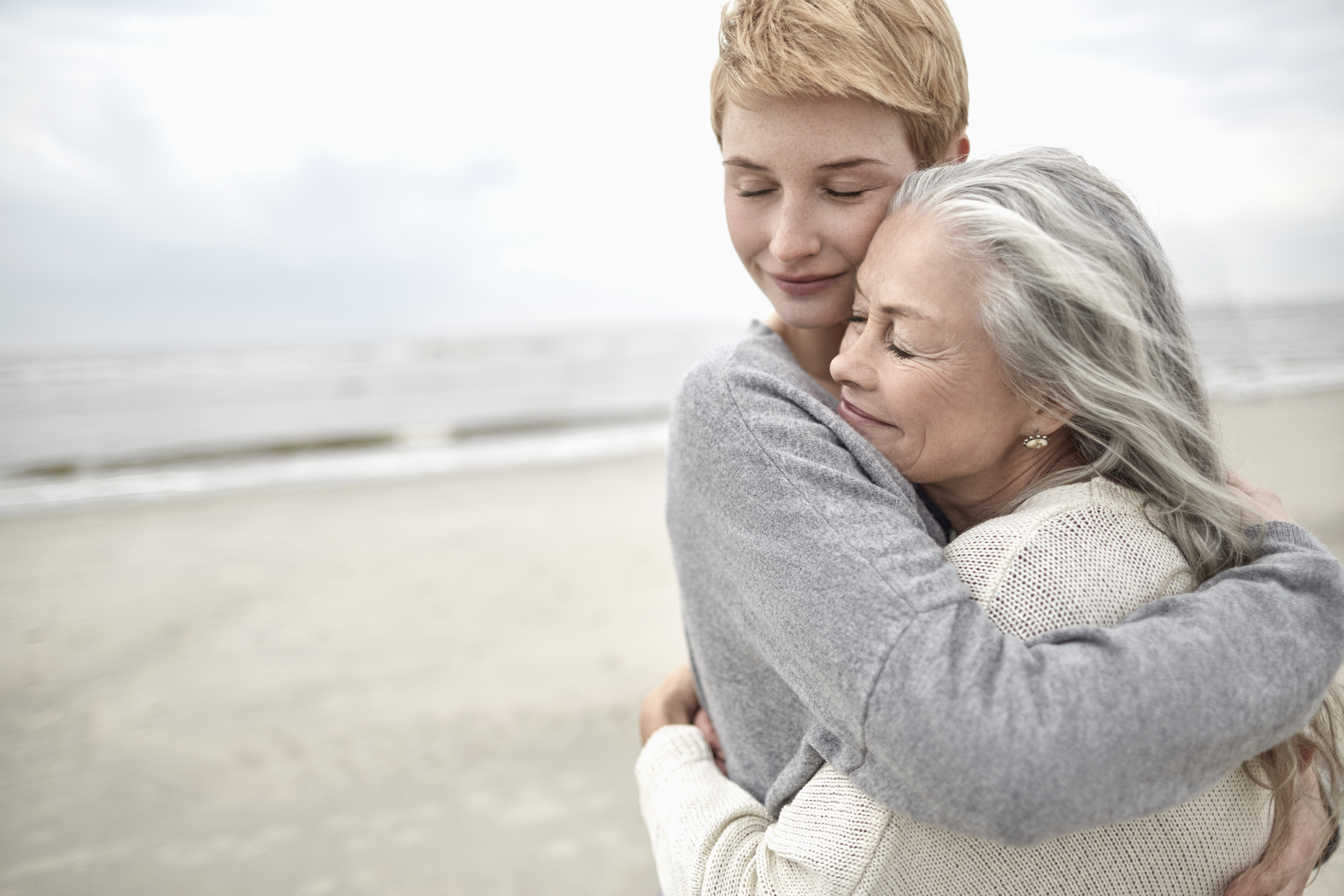 Une mère et sa fille s'étreignant | Source : Getty Images