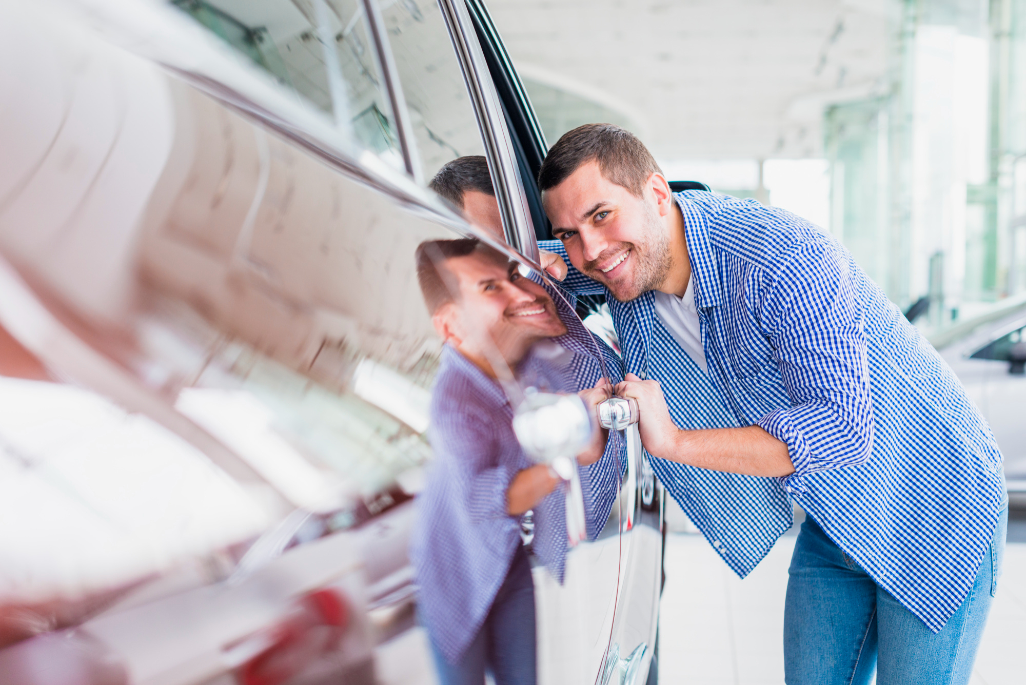 Un homme heureux qui regarde une nouvelle voiture | Source : Pexels