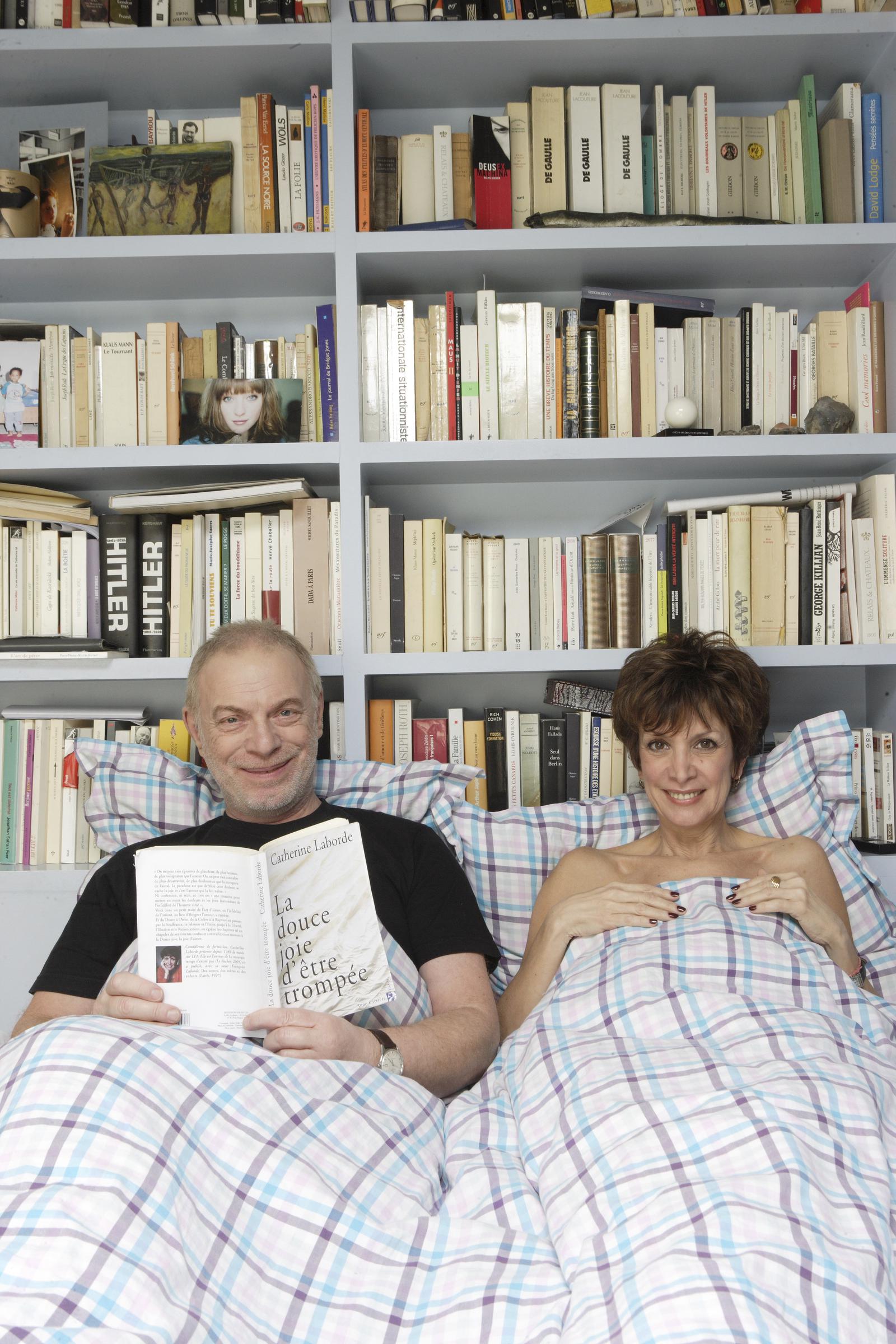 Catherine Laborde et Thomas Stern posent chez eux. (Photo d'Eric Robert/Sygma via Getty Image