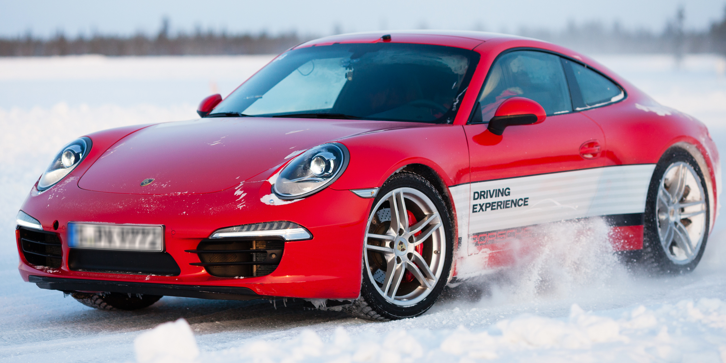 Porsche Panamera rouge carmin garée dans une rue d'hiver | Source : Shutterstock