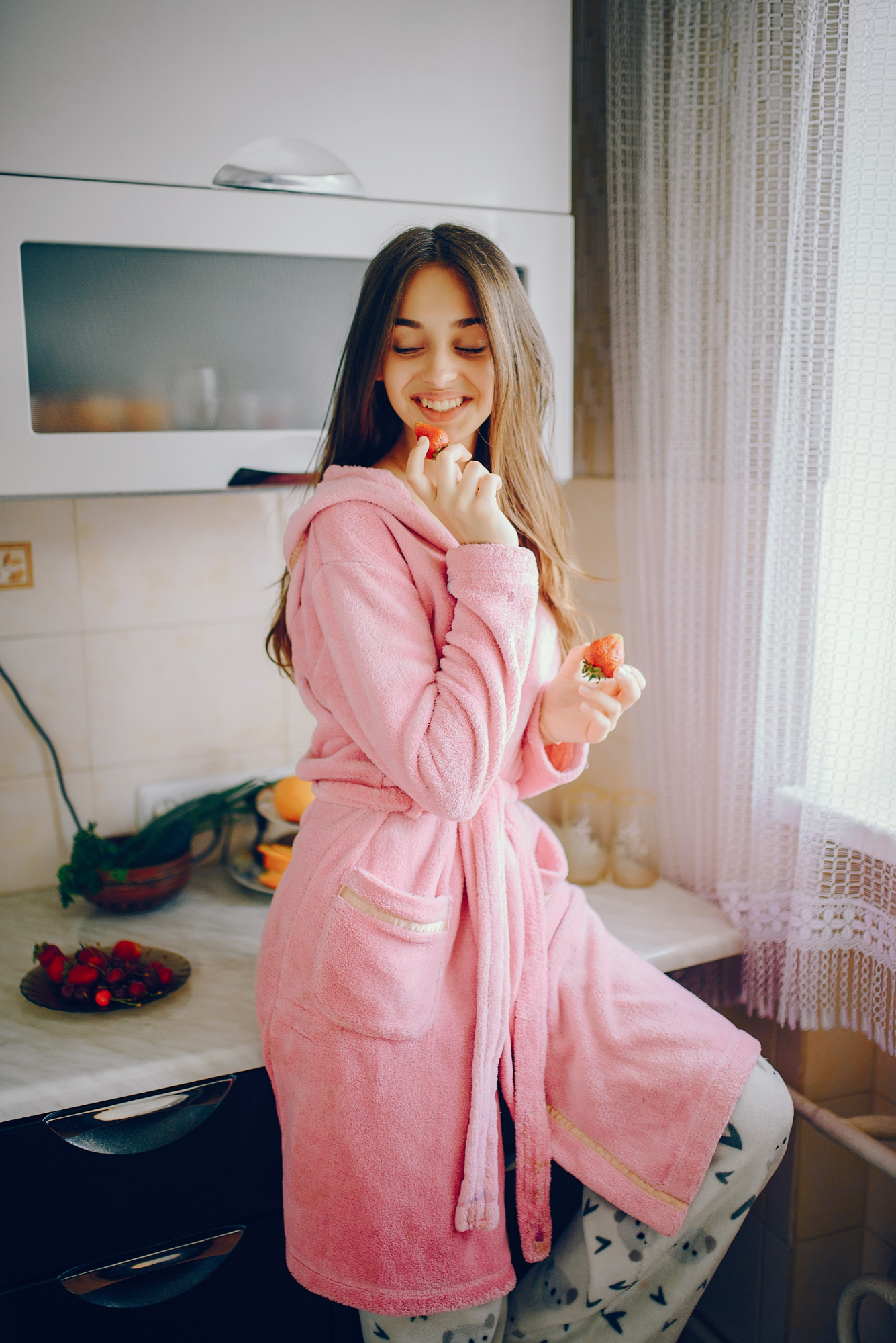 Une femme sourit alors qu'elle est vêtue d'une robe et d'un pyjama | Source : Freepik