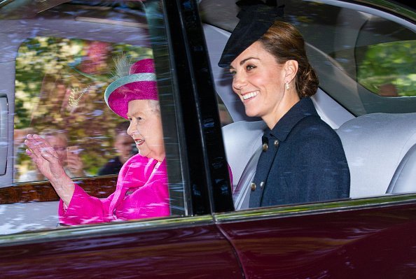 La reine Elizabeth II et la duchesse Kate sont conduites à l'église Crathie Kirk avant le service le 25 août 2019 à Crathie, Aberdeenshire | Photo : Getty Images