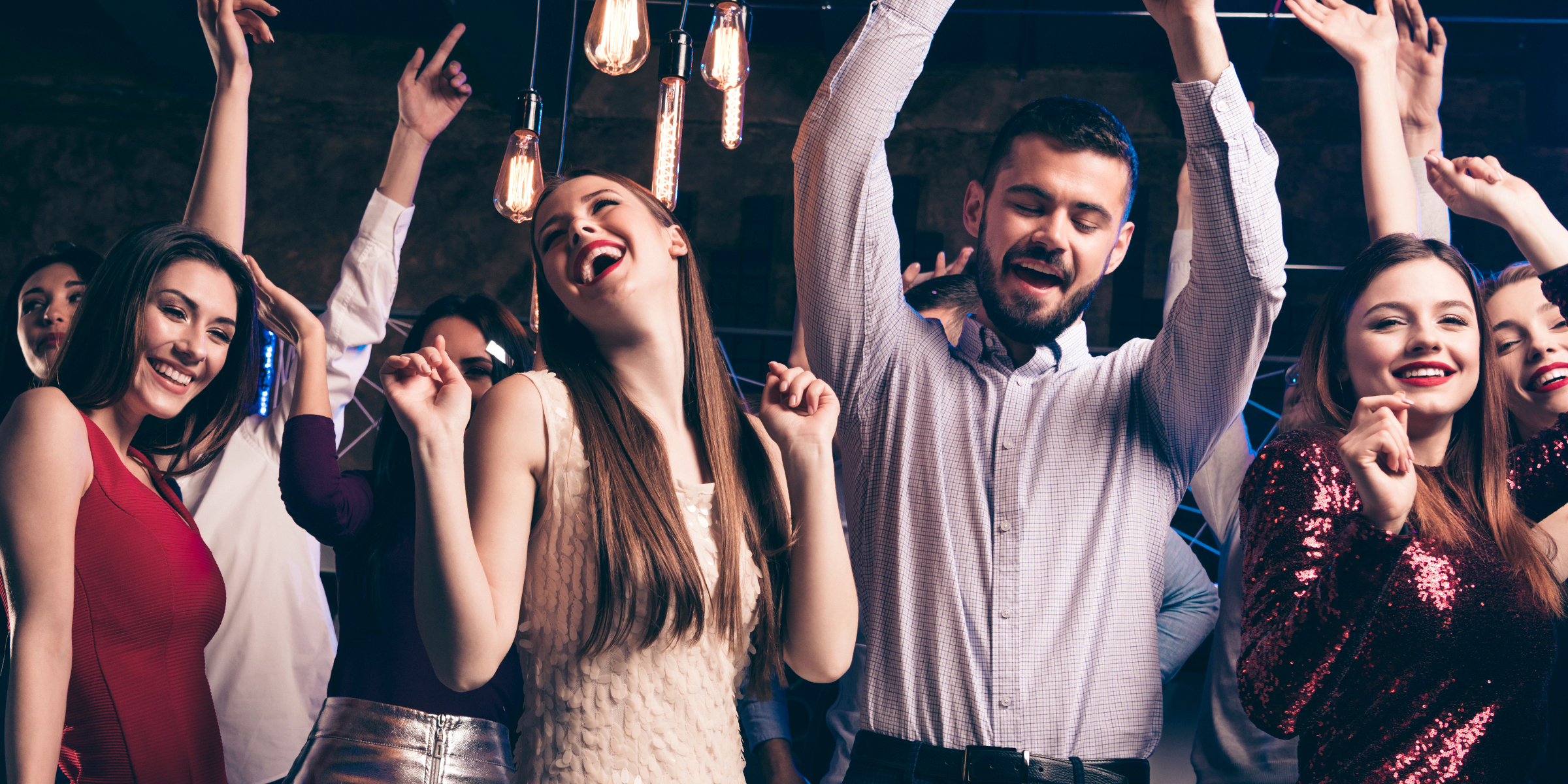 Des gens qui dansent à une fête | Source : Shutterstock