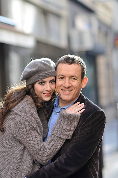 Dany BOON à LILLE à l'occasion de la sortie de son deuxième film en tant que réalisateur, 'Bienvenue chez les ch'tis' : Dany et son ex-épouse Yaël souriants, posant joue contre joue | Photo : Getty Images