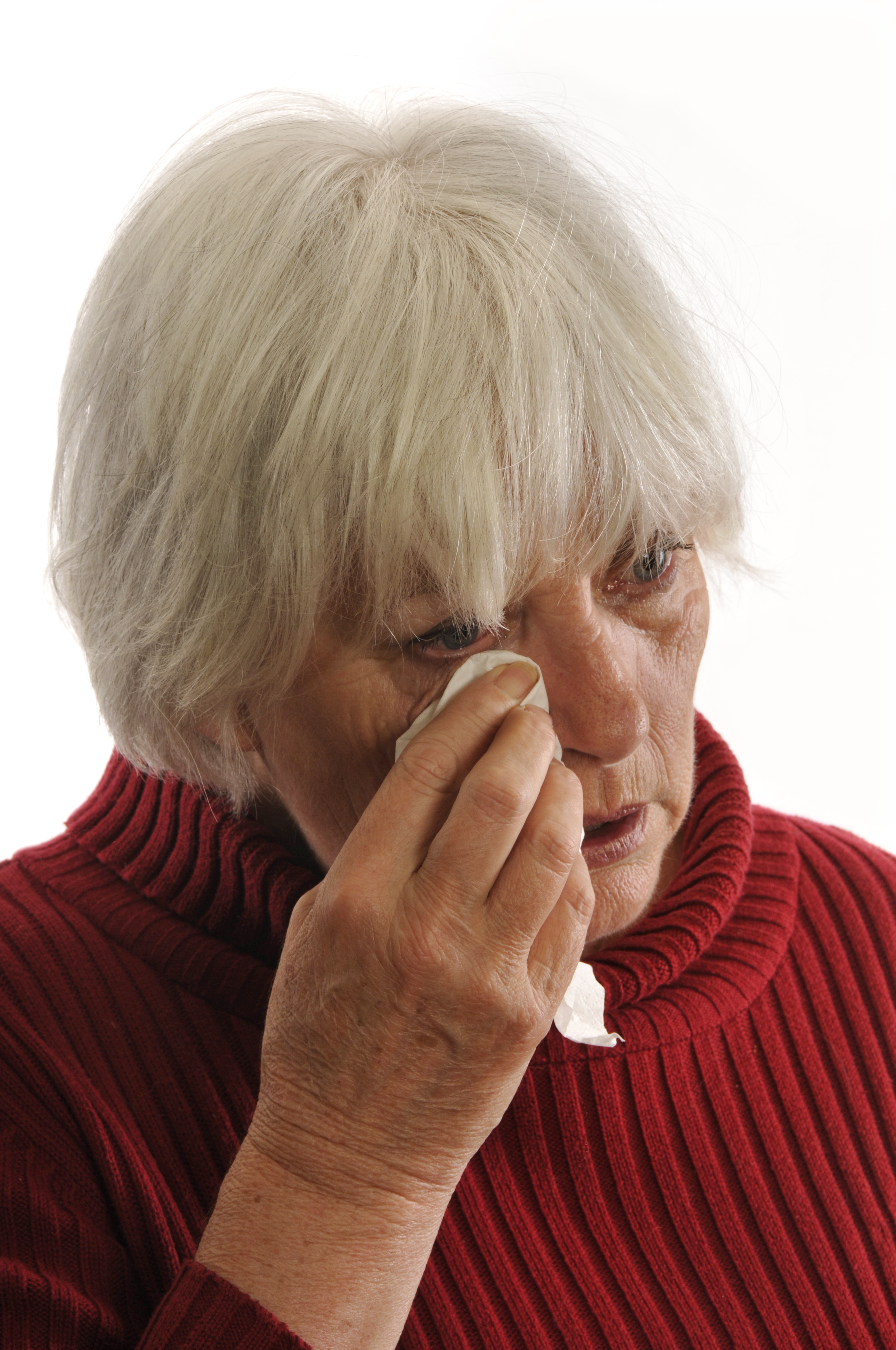 Une femme triste essuie ses larmes | Source : Getty Images