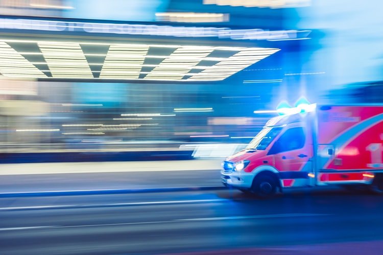 Une voiture d'ambulance traversant la rue. | Photo : Unsplash