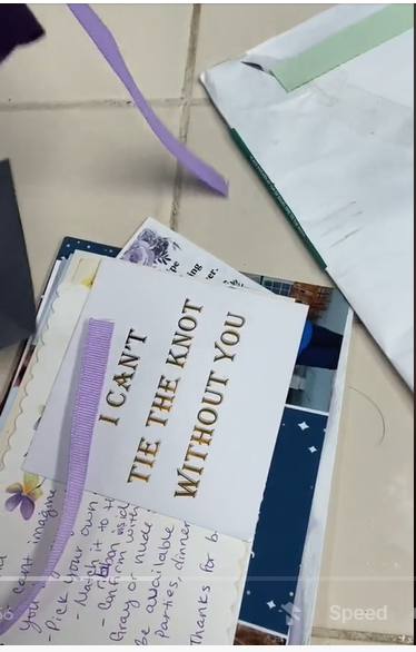 Colleen Chamblee montre les objets contenus dans l'enveloppe | Source : Tiktok/@leeniegirl94