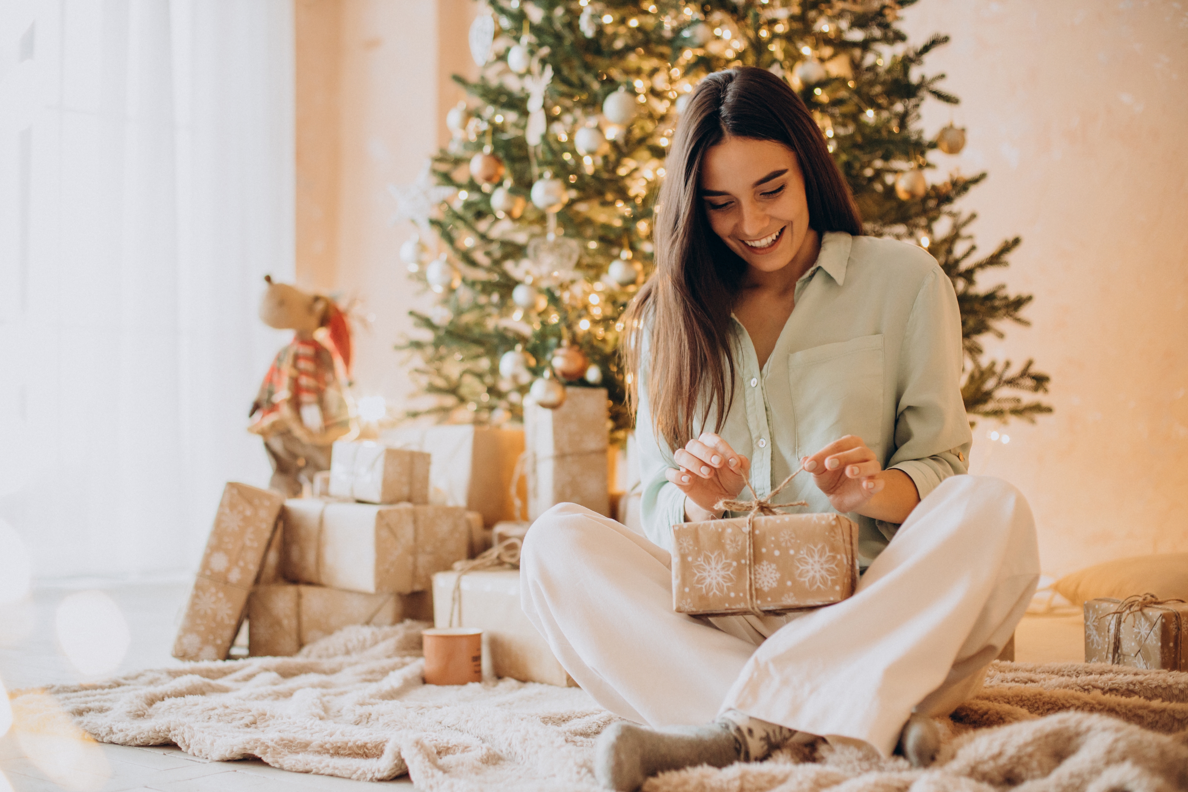 Una mujer abriendo un regalo | Fuente: Shutterstock