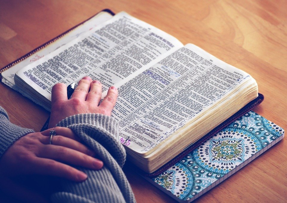 Une femme étudiant la Bible. l Photo : Pixabay