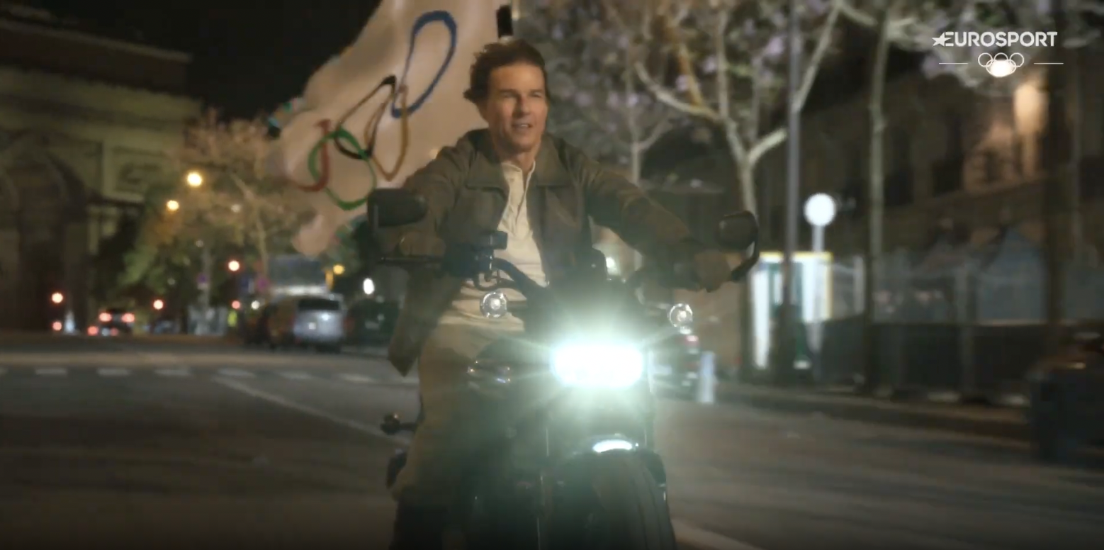 Tom Cruise partant avec le drapeau olympique, posté le 12 août 2024 | Source : YouTube/Eurosport