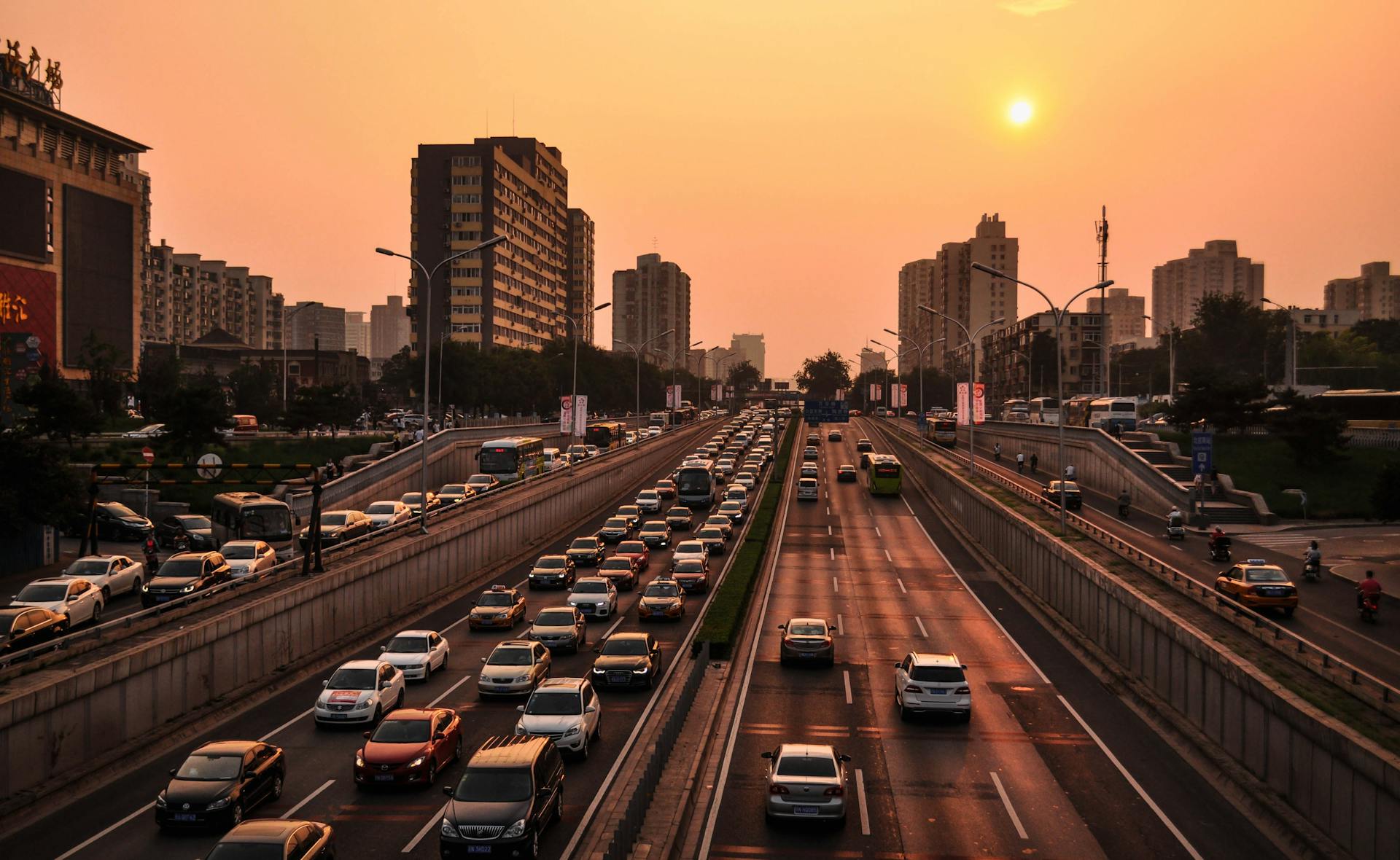 Autos auf der Autobahn | Quelle: Pexels