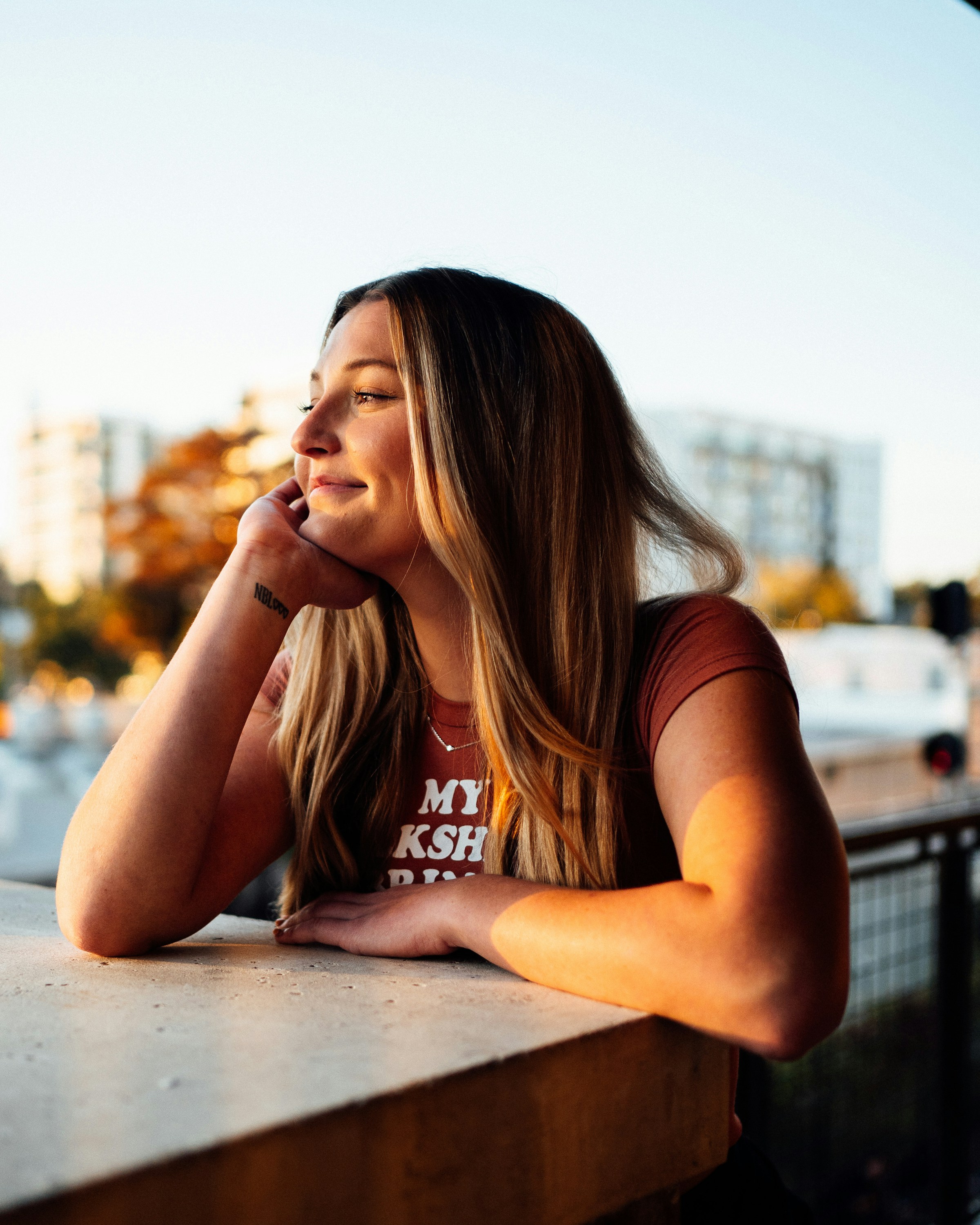 Une femme souriante avec un tatouage au poignet | Source : Unsplash