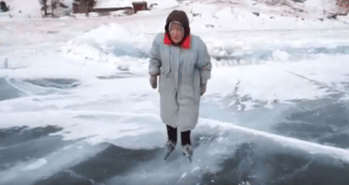 La vieille femme patinant sur le lac gelé au moins 8 kilomètres par jour | source : Julia Saponova / YouTube