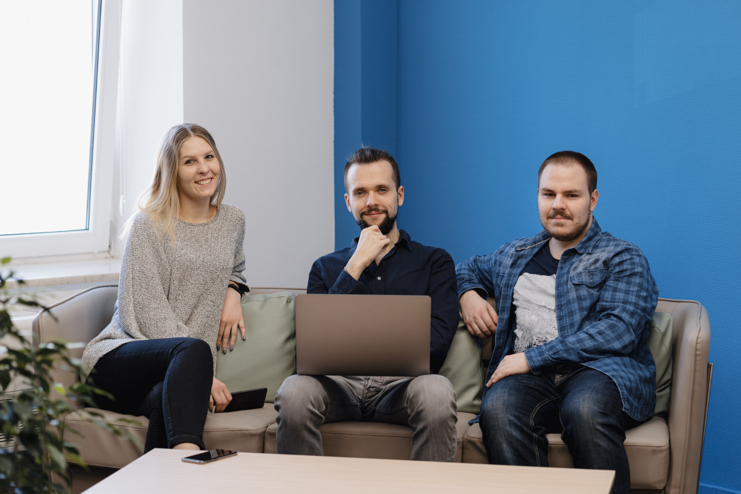 Trois personnes assises dans un bureau | Source : Freepik