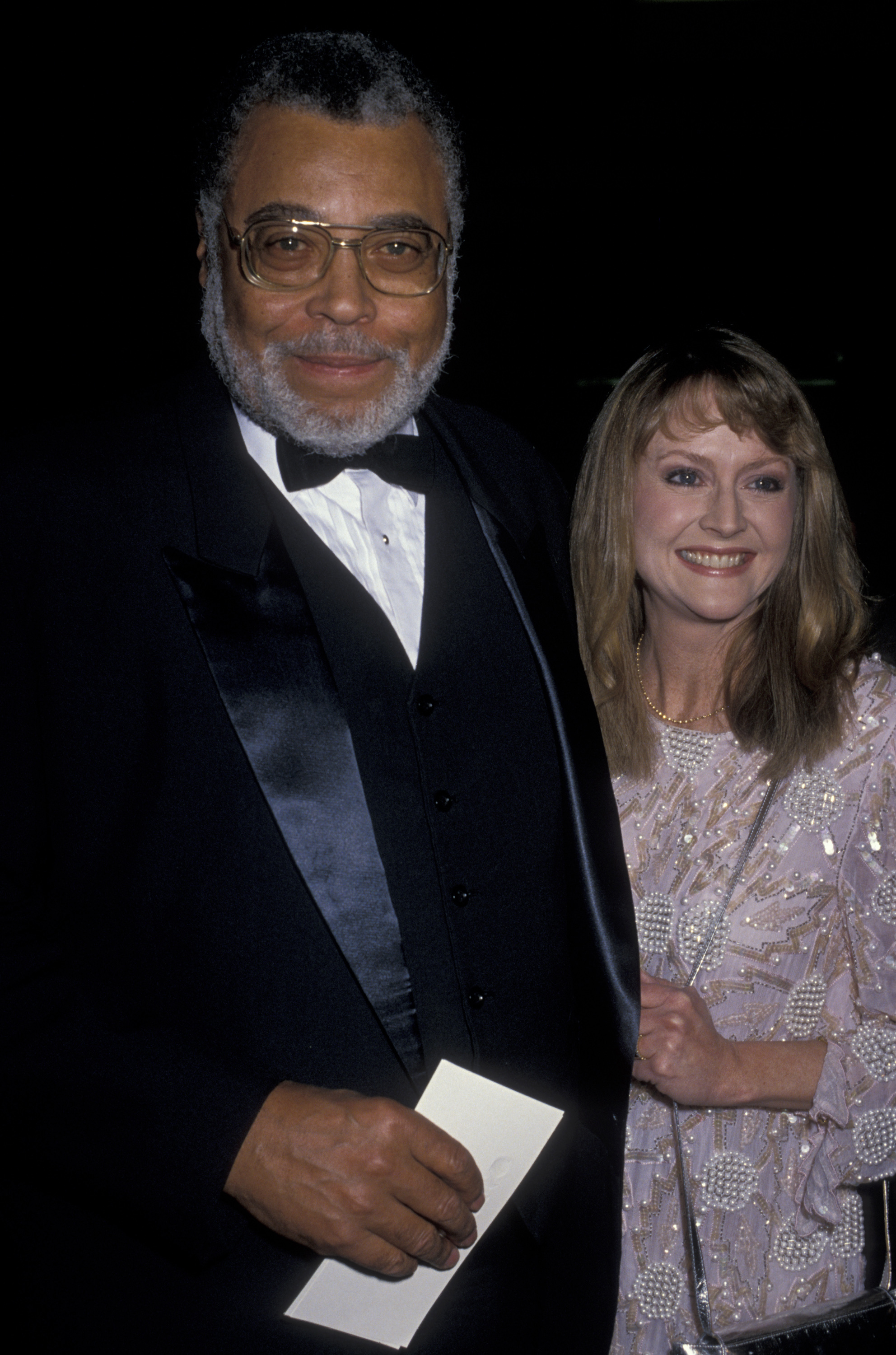 James Earl Jones et Cecilia Hart lors de la 47e édition des Golden Globe Awards, le 20 janvier 1990, à Beverly Hills, en Californie. | Source : Getty Images