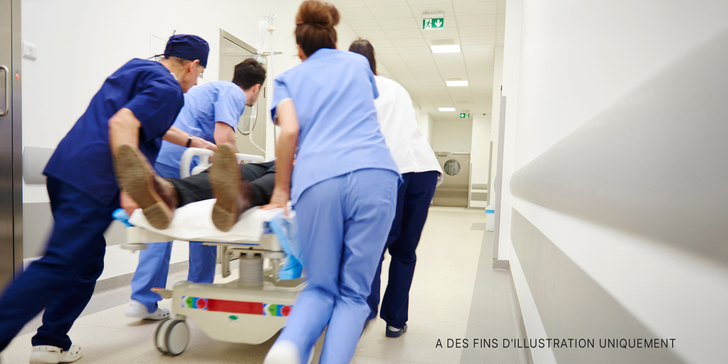 Les ambulanciers pressent un patient sur un brancard | Source : Shutterstock