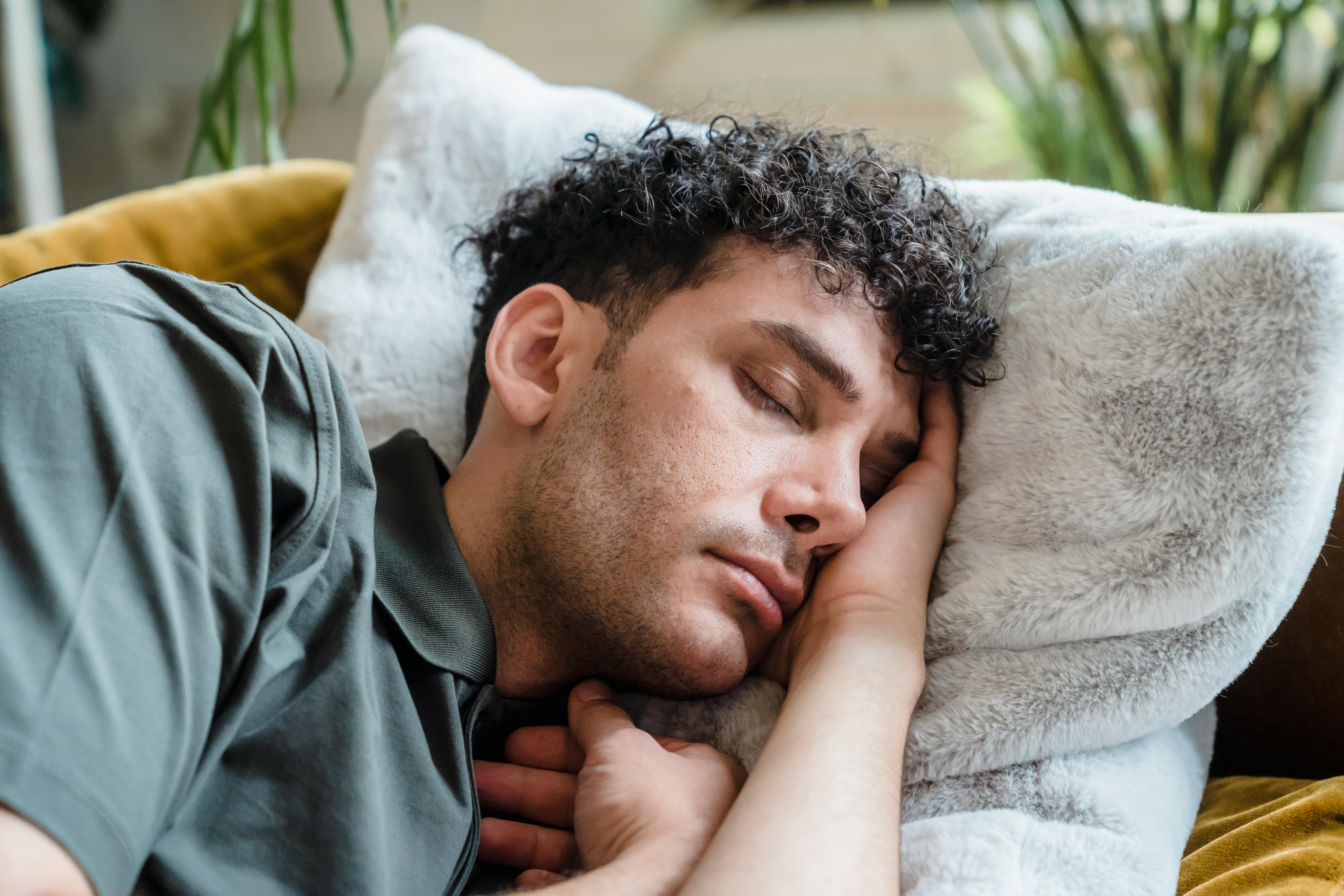 Gros plan sur un jeune homme qui dort | Source : Pexels