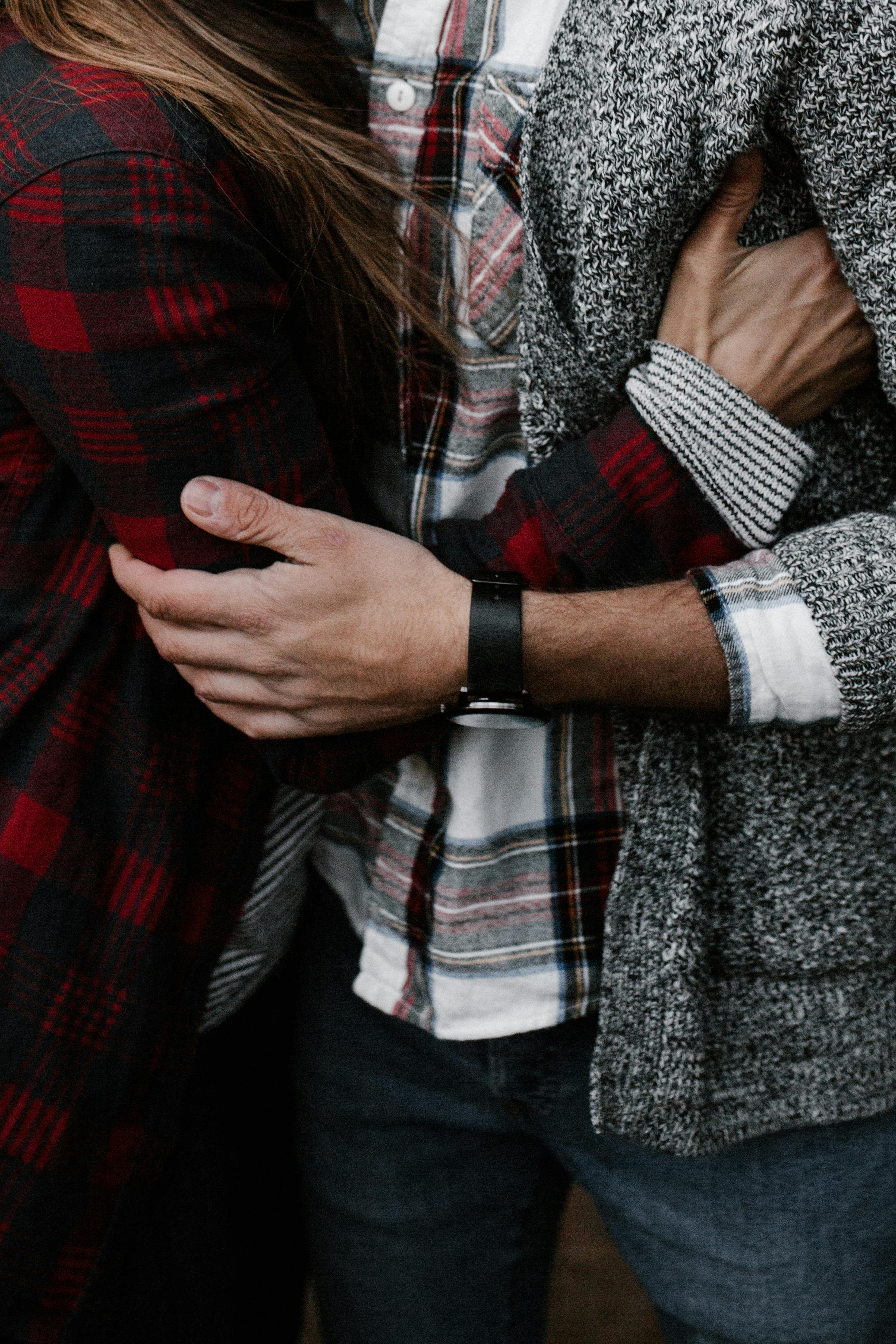 Un couple se serrant dans les bras | Source : Pexels