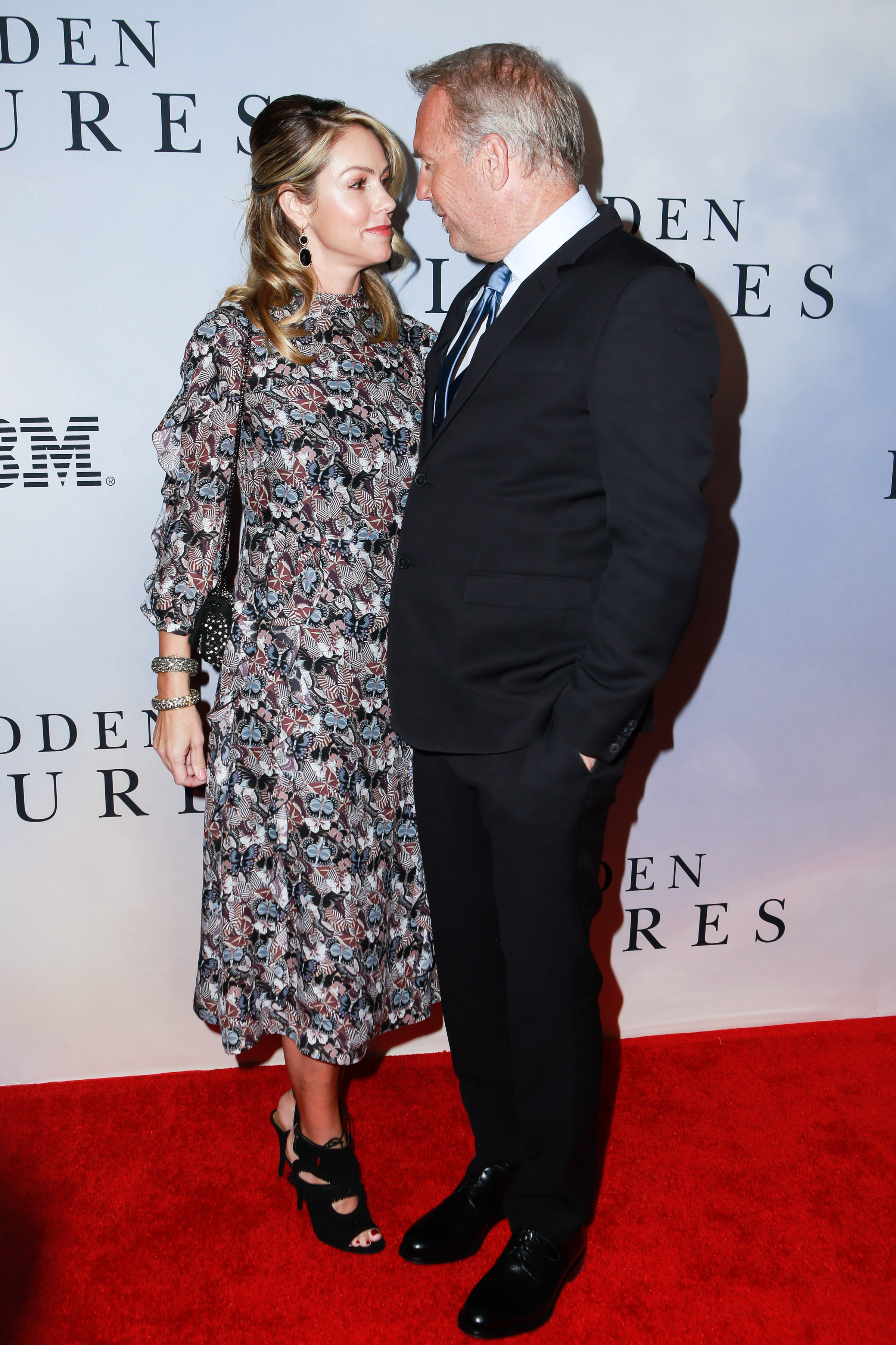 Christine Baumgartner et Kevin Costner lors de la projection spéciale de "Les Figures de l'ombre" à New York en 2016. | Source : Getty Images