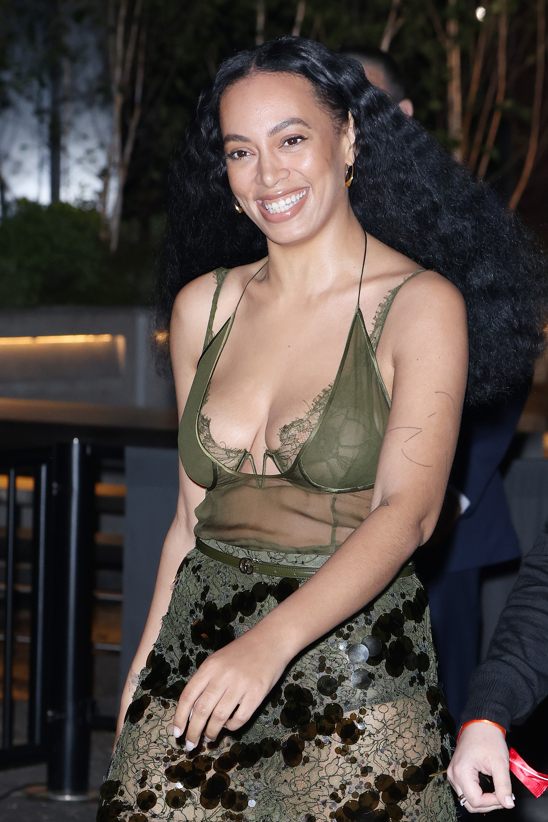 Solange Knowles arrive pour le défilé de la croisière 2025 de Gucci à la Tate Modern à Londres, en Angleterre, le 13 mai 2024 | Source : Getty Images