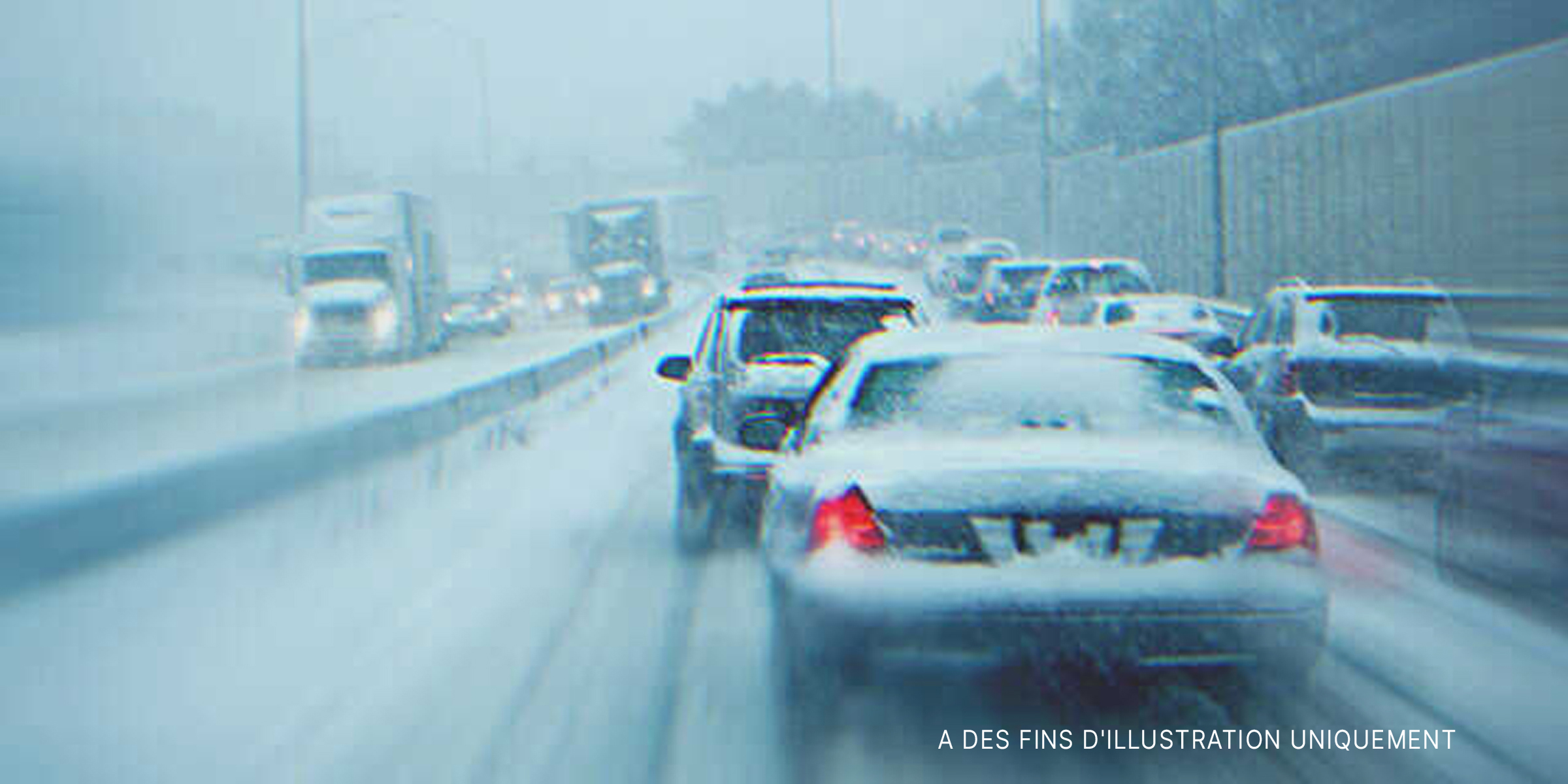 Des voitures sur une autoroute pendant une tempête de neige | Source : Shutterstock