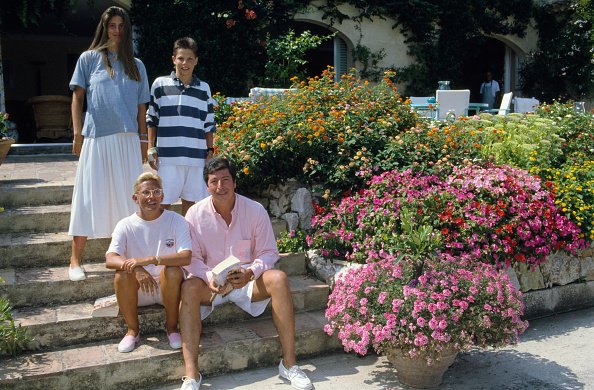 L'homme politique français Patrick Balkany, avec sa femme Isabelle Balkany, et leurs enfants, Vanessa et Alexandre pendant les vacances d'été à St Tropez.|Photo : Getty Images