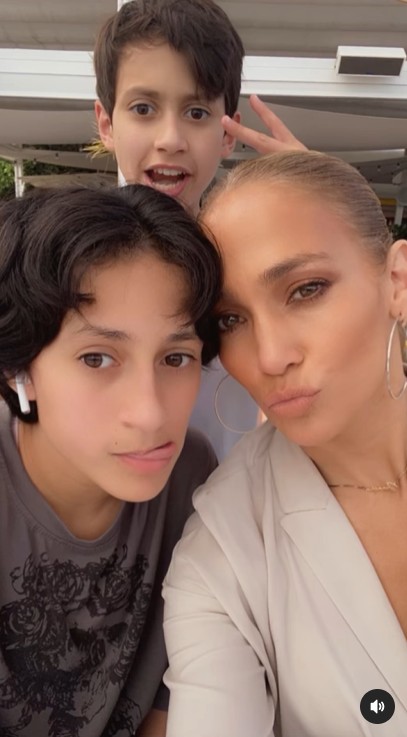 Jennifer Lopez avec ses jumeaux adolescents | Source : Instagram/jlo