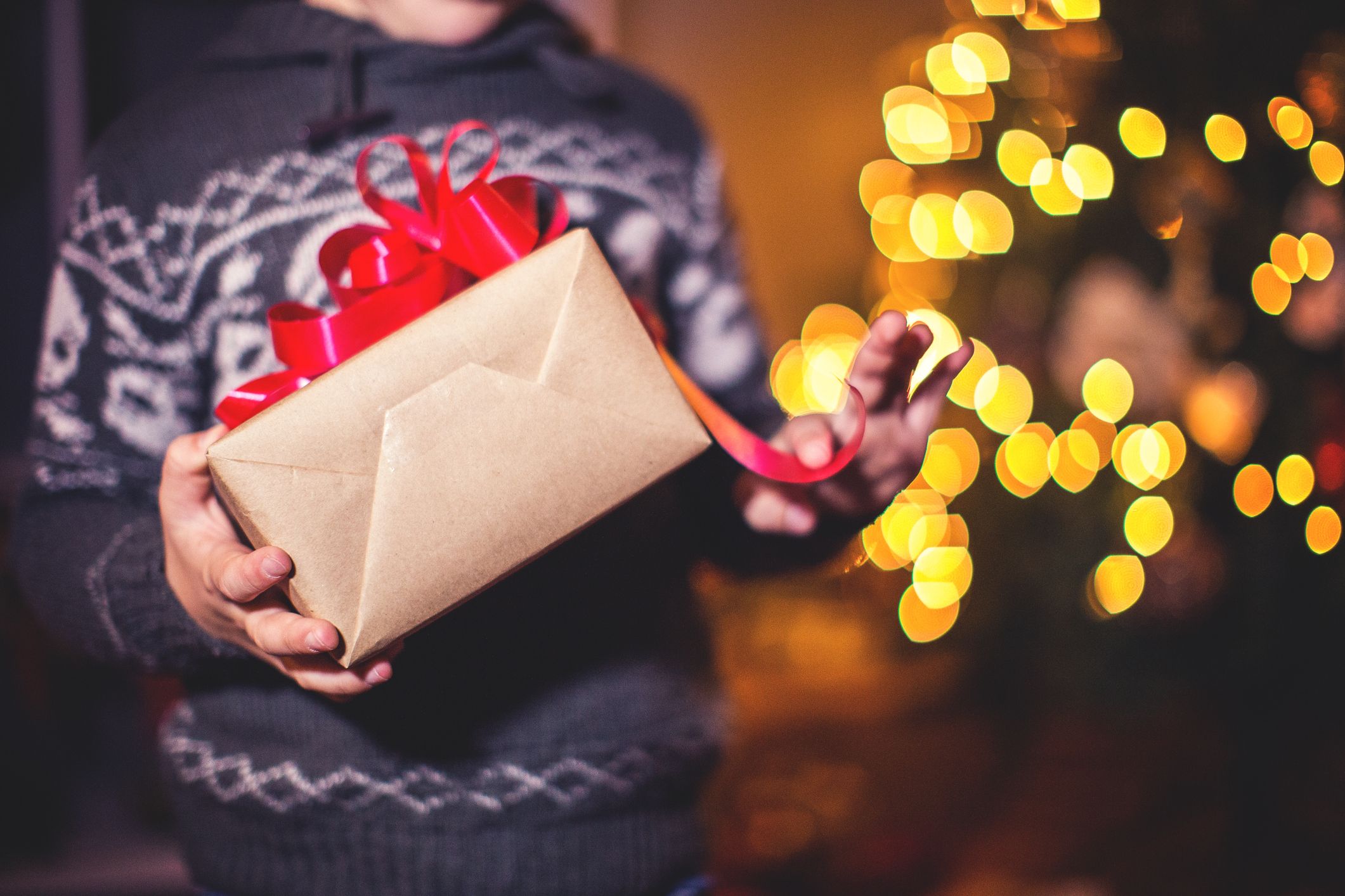 Un cadeau de Noël ouvert par un petit garçon. | Source : Getty Images