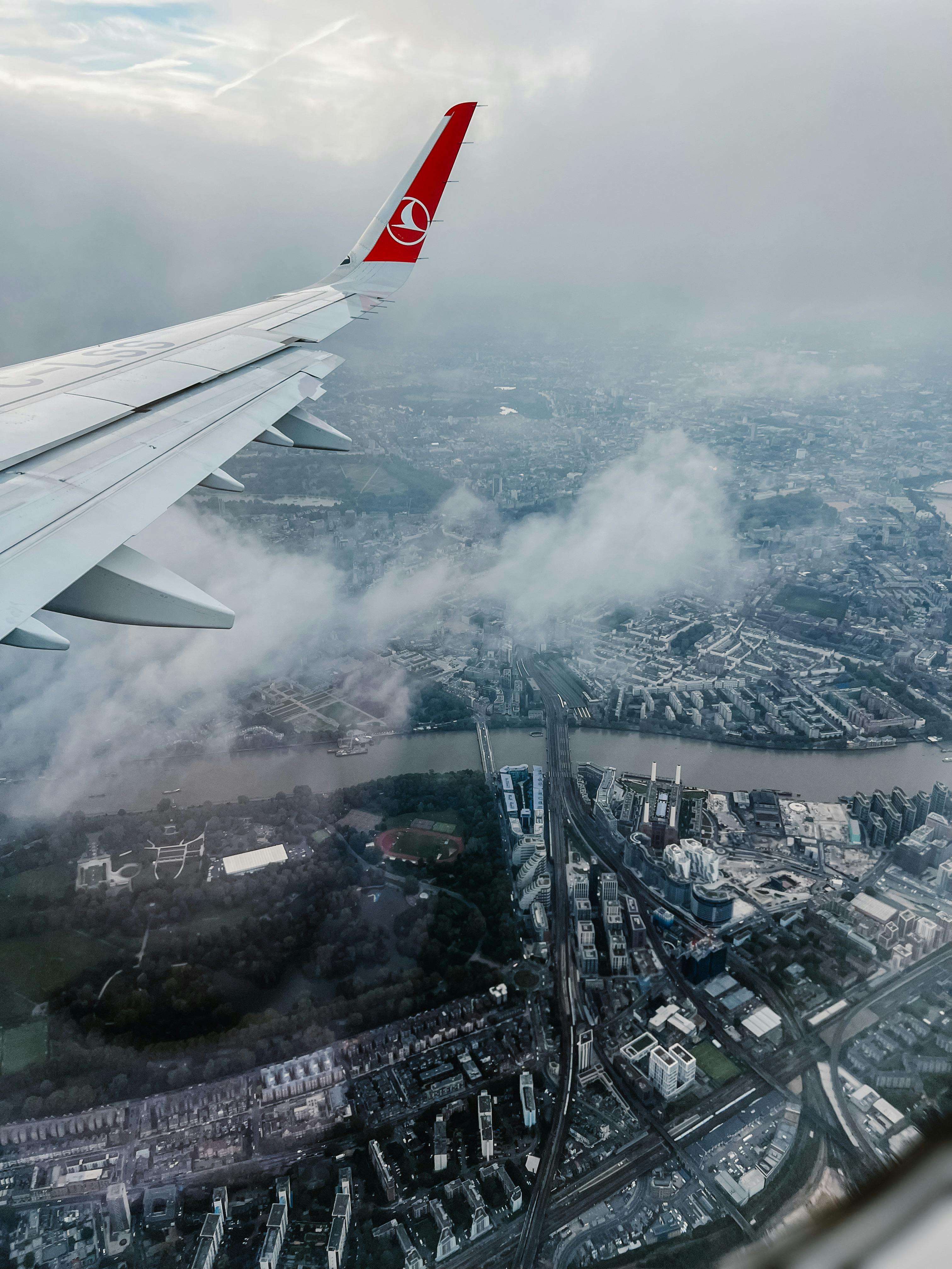 Un avion en atterrissage dans un aéroport | Source : Pexels