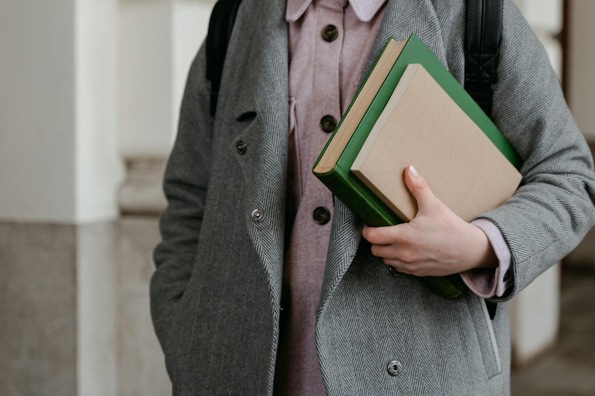 Une personne tenant quelques livres | Source : Pexels