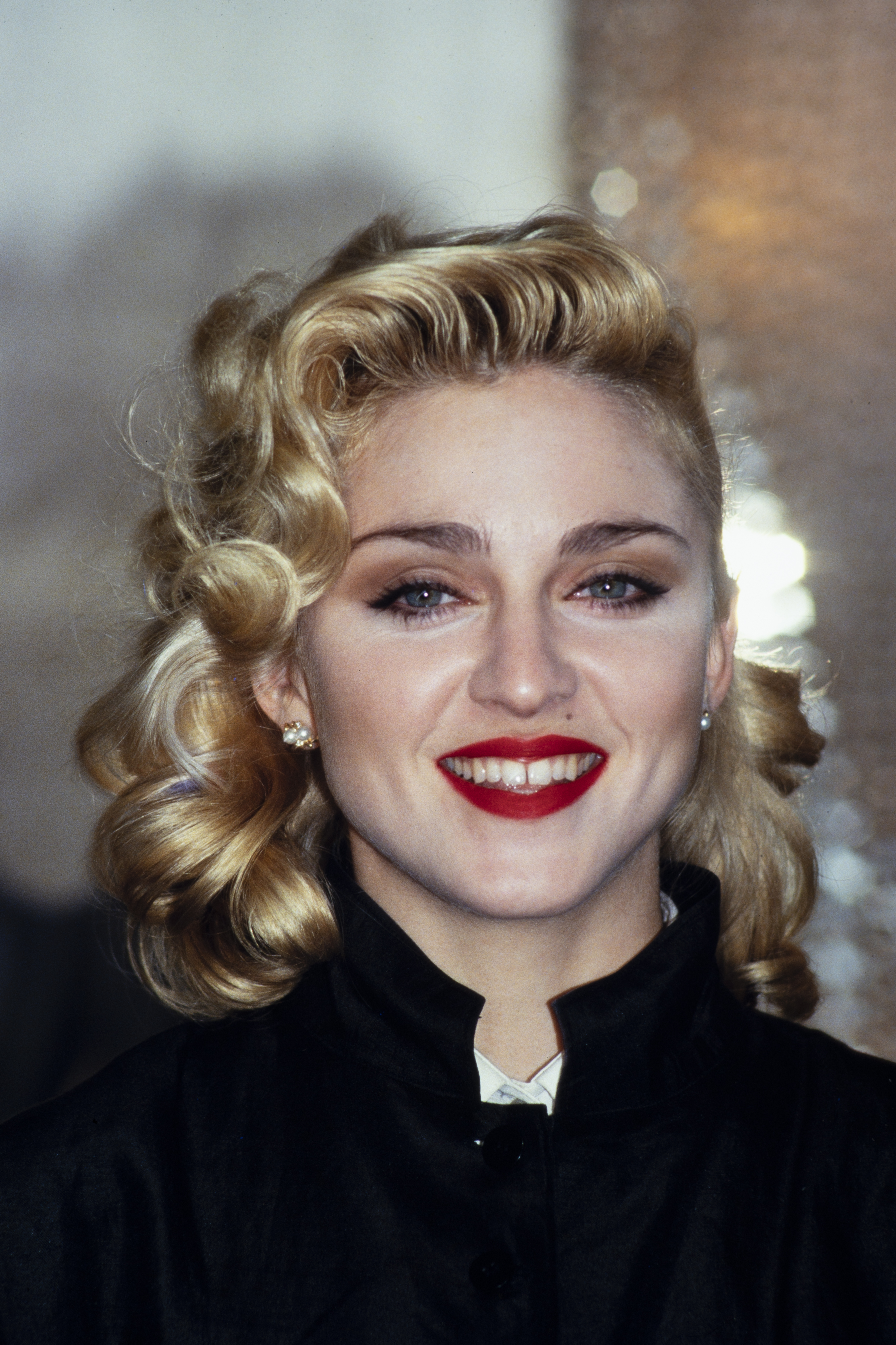 Madonna tient une conférence de presse avec l'ancien Beatle George Harrison pour leur film "Shanghai Surprise" au Kensington Roof Gardens à Londres le 6 mars 1986. | Source : Getty Images