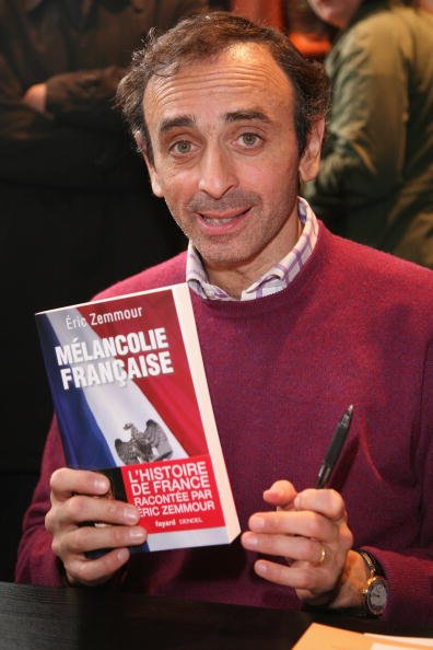 Eric Zemmour signe des exemplaires de son livre''Melancolie francaise'' au 30ème salon du livre à la Porte de Versailles le 28 mars 2010 à Paris, France. | Photo : Getty Images