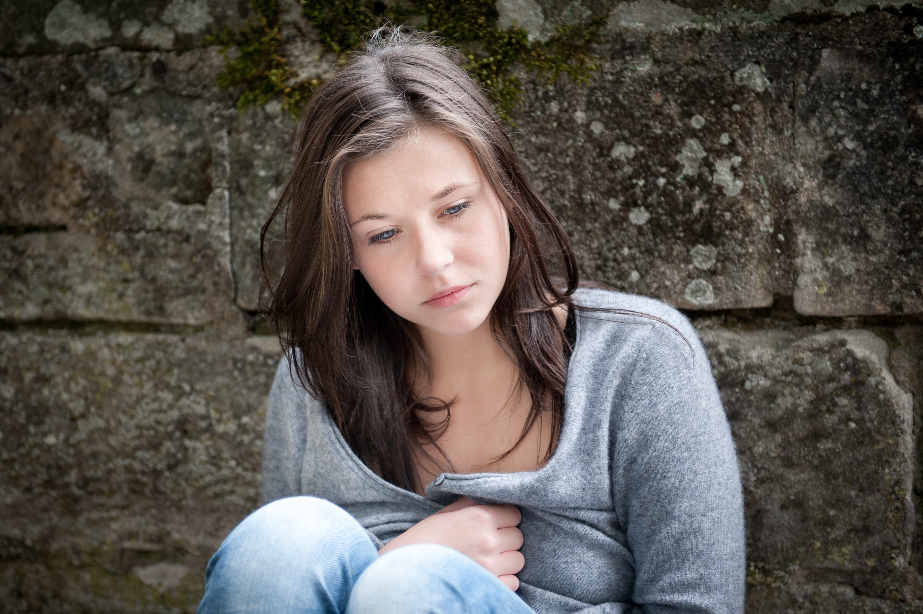 Une adolescente à l'air triste | Source : Shutterstock