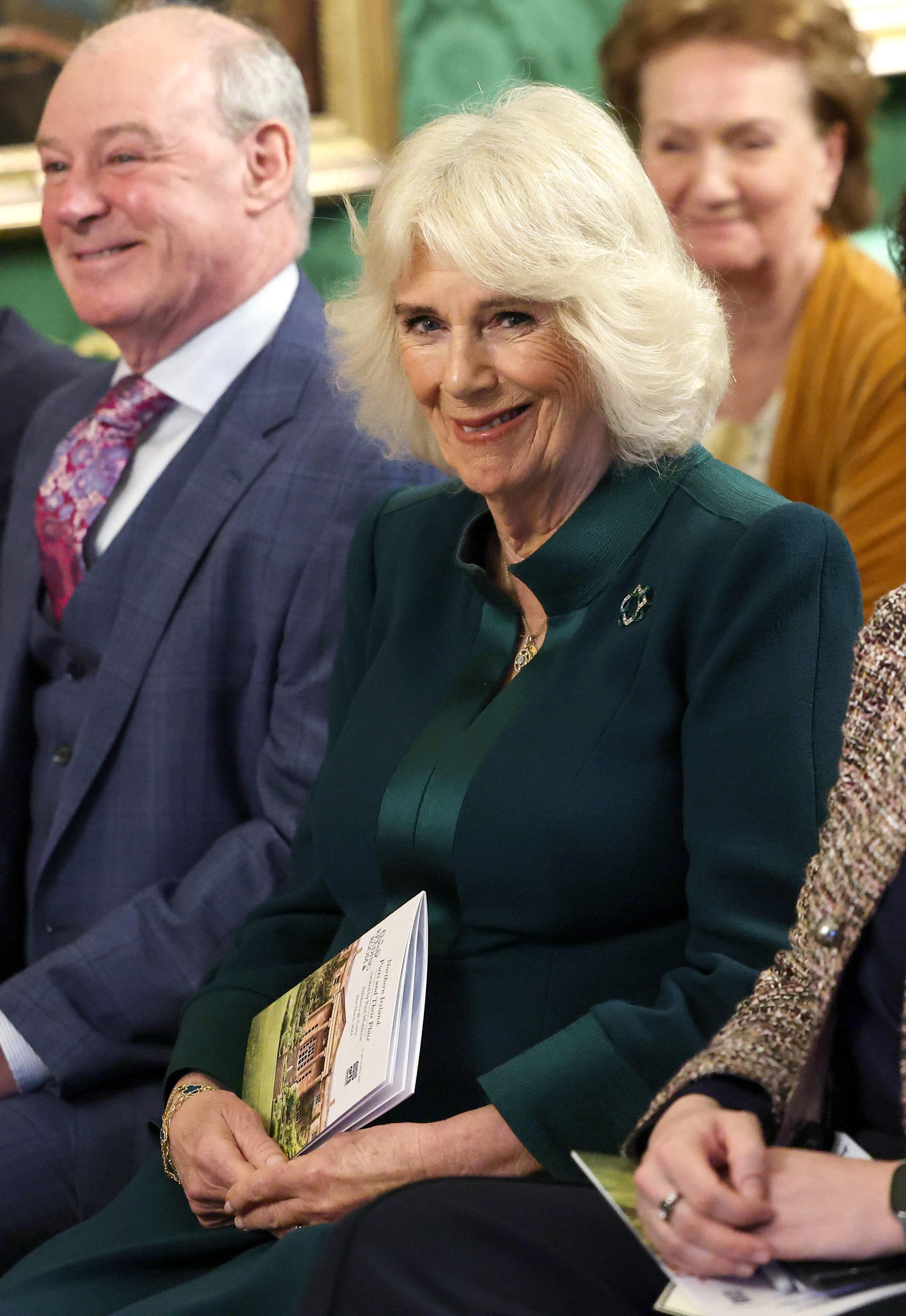 La reine Camilla lors de l'événement The Queen's Reading Room pour marquer la journée mondiale de la poésie au château de Hillsborough lors de la deuxième journée de sa visite en Irlande du Nord le 21 mars 2024 à Belfast, Irlande du Nord | Source : Getty Images