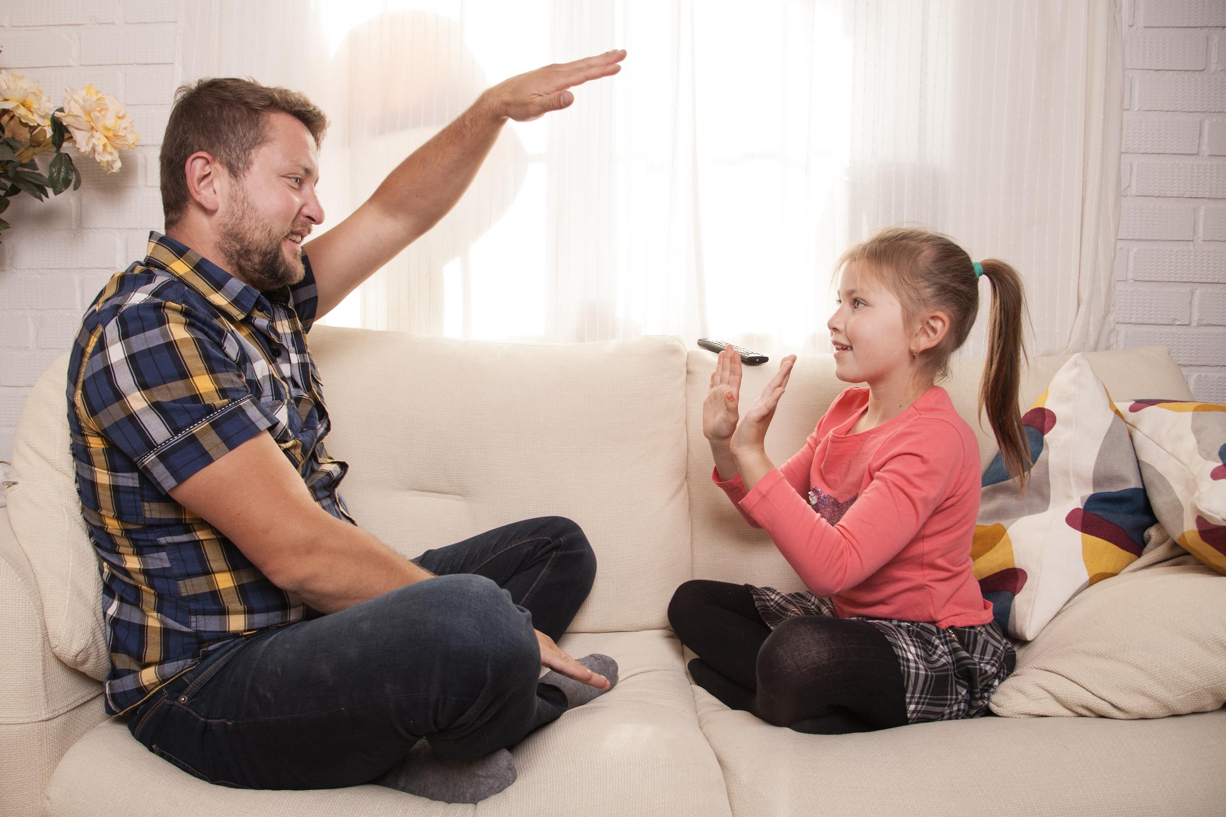 Un homme qui joue avec sa fille | Source : Freepik