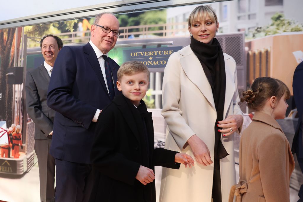 Le Prince Albert II de Monaco, la Princesse Charlène de Monaco, le Prince Jacques de Monaco et la Princesse Gabriella de Monaco à l'ouverture de la section de modélisme de Monaco au Miniatur Wunderland le 25 avril 2024 à Hambourg | Source : Getty Images