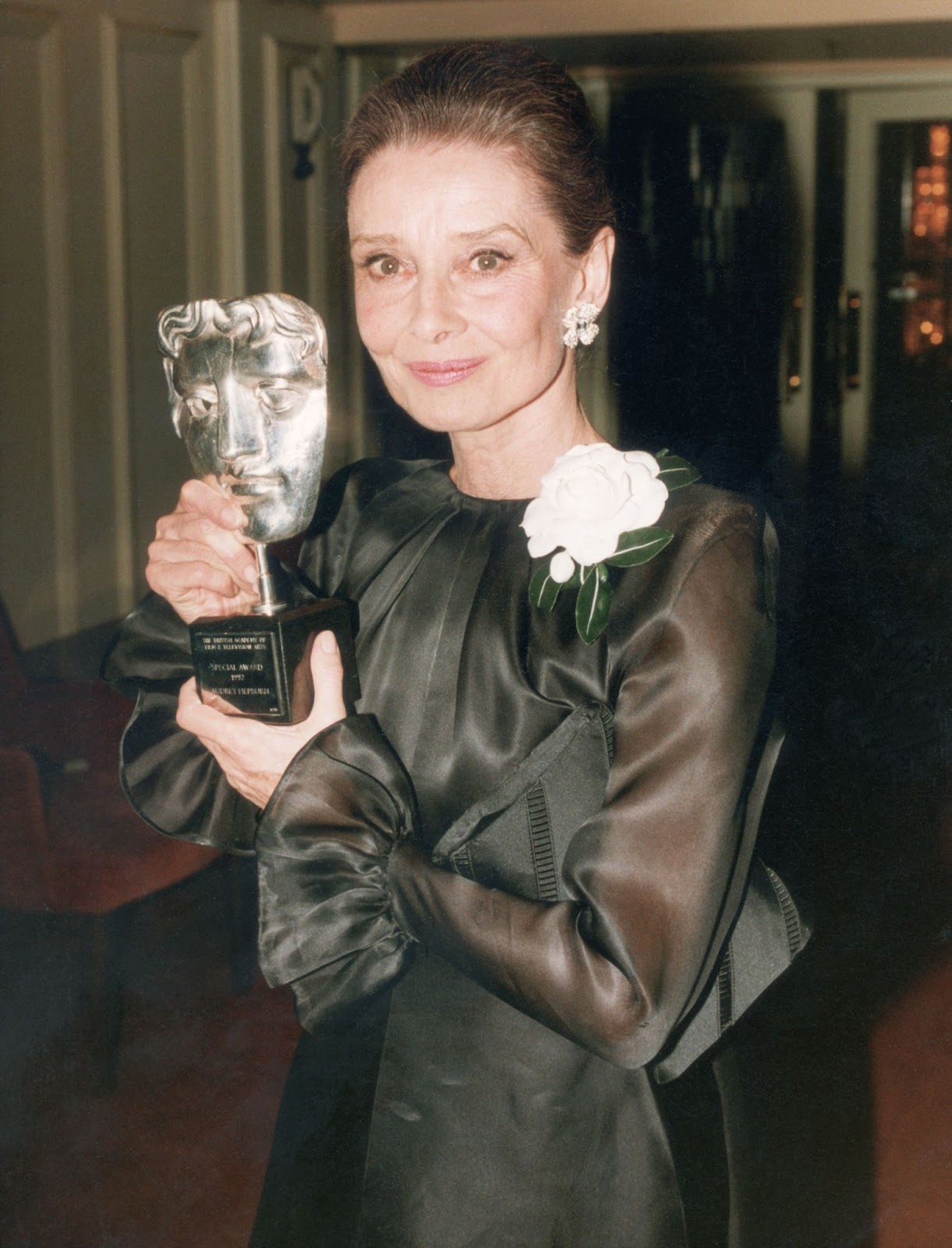 Audrey Hepburn avec le prix spécial que lui a décerné l'Académie britannique des arts du cinéma et de la télévision en 1992. | Source : Getty Images